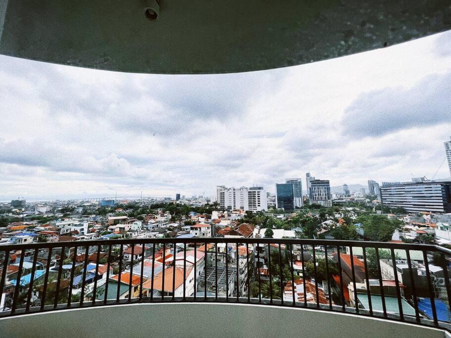 Hotel 1BR Calyx Residences by Hooga Home 3minutes walk to Ayala Center Cebu - Image 1