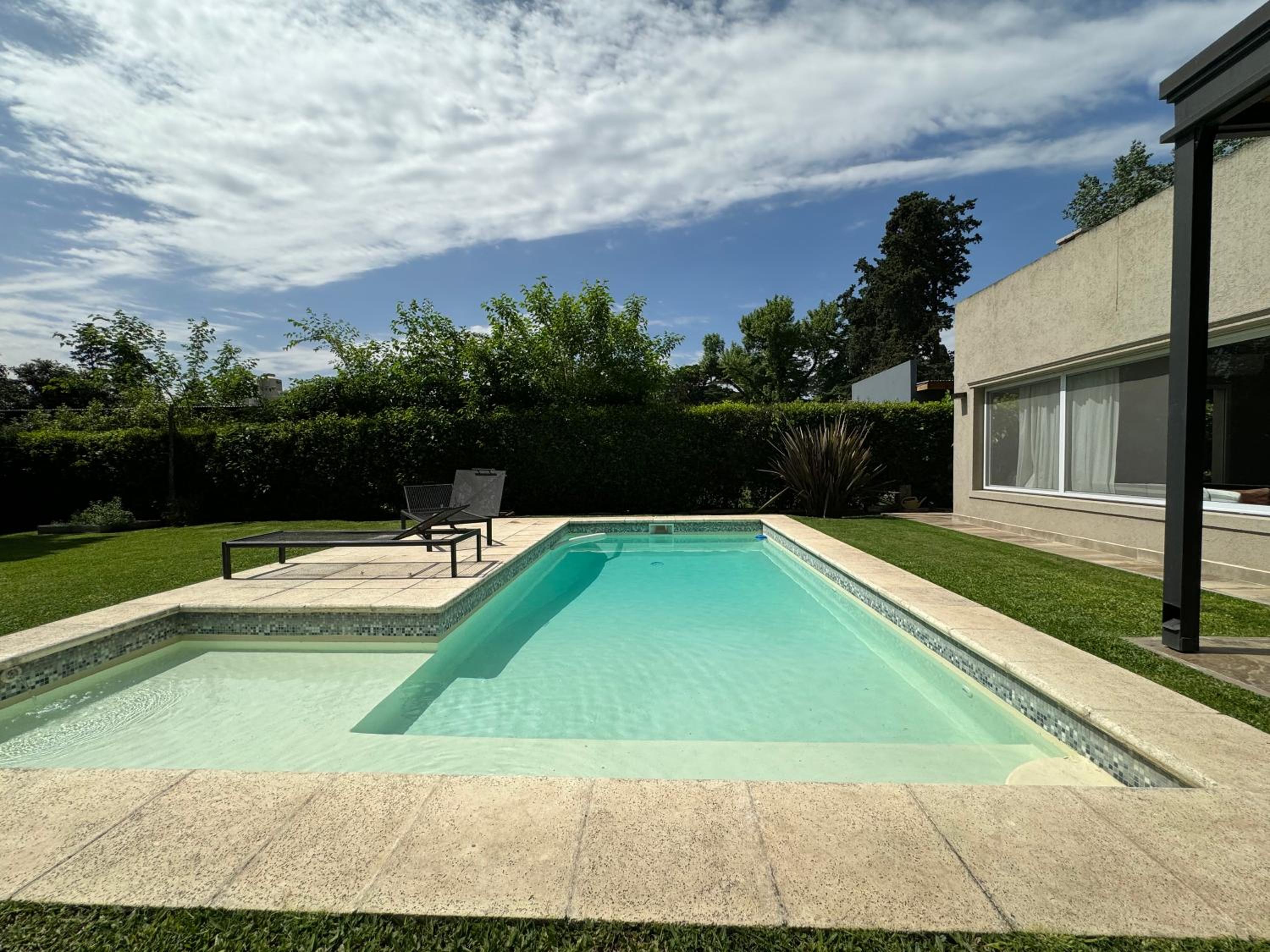 Casa tranquila cerca del Hospital Austral IAE piscina climatizada