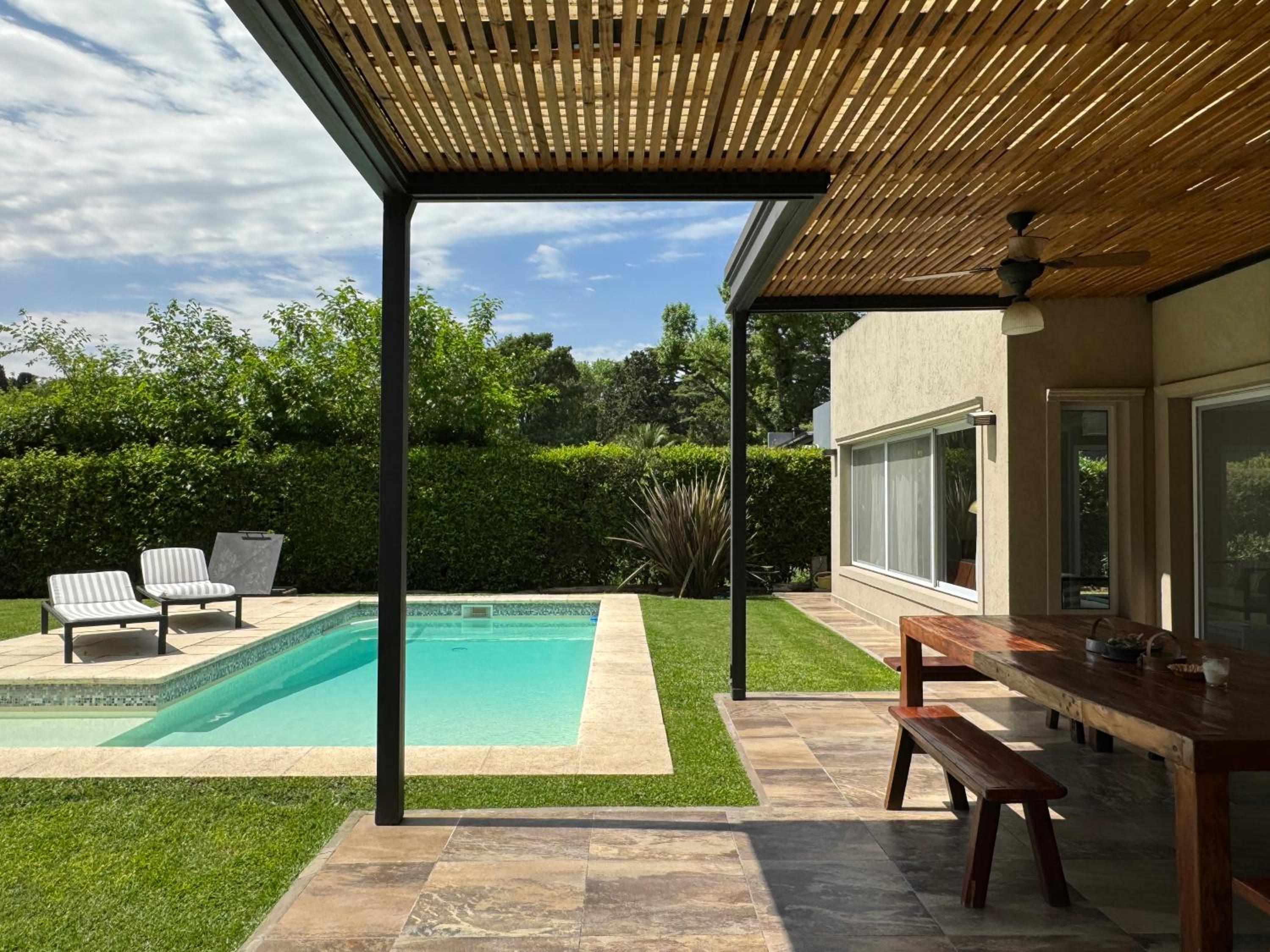 Casa tranquila cerca del Hospital Austral IAE piscina climatizada