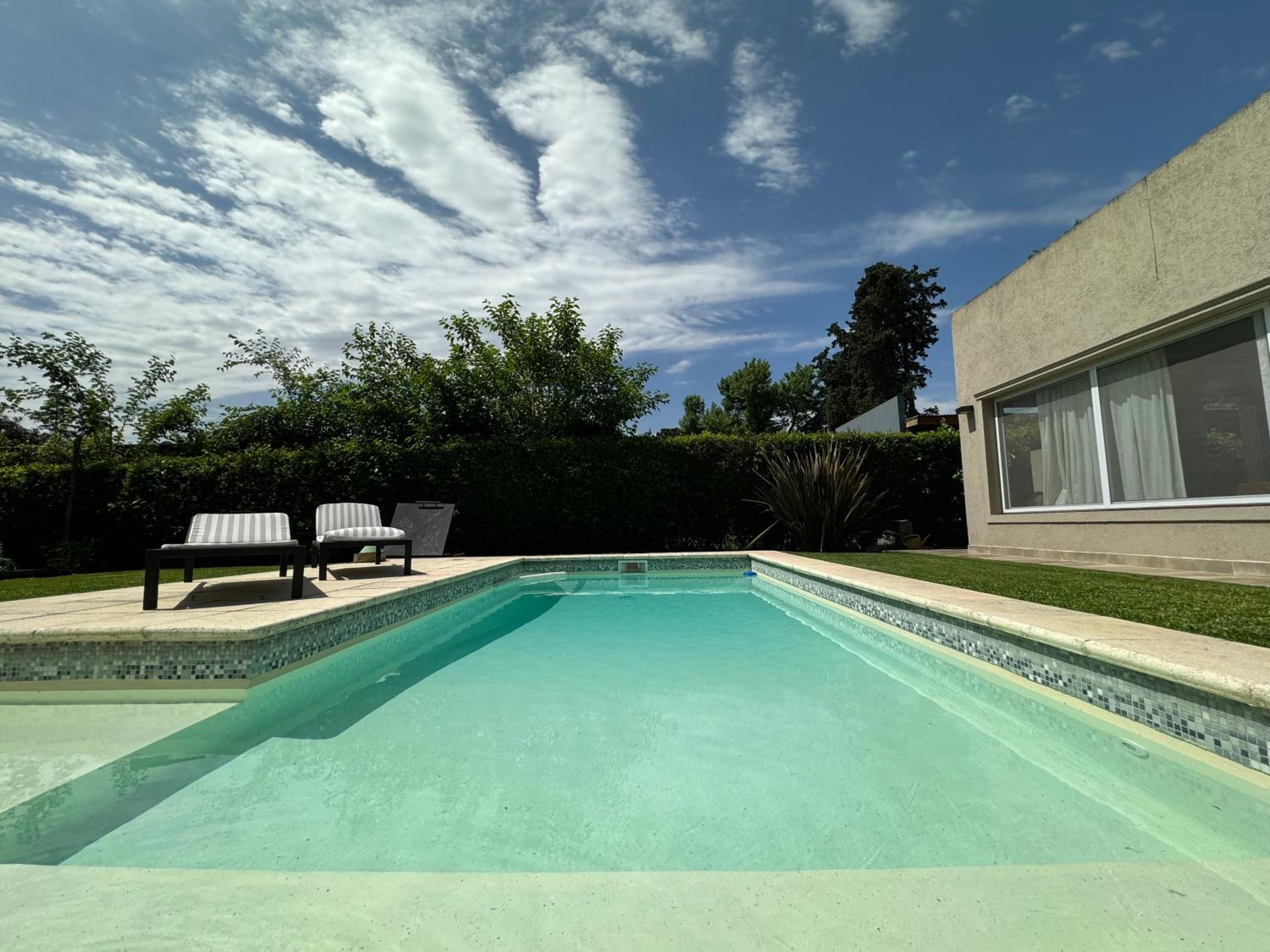 Casa tranquila cerca del Hospital Austral IAE piscina climatizada