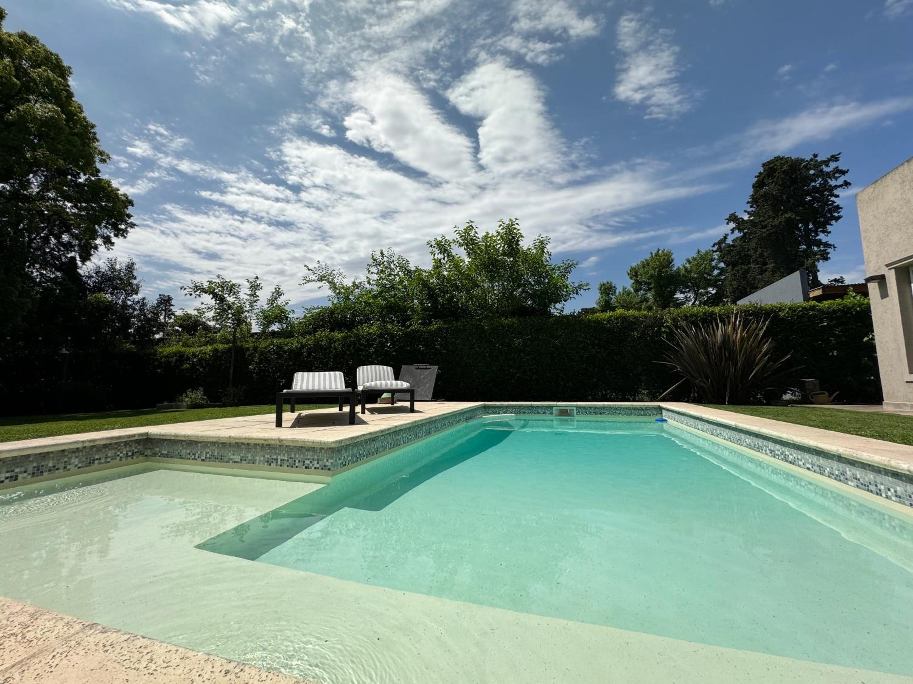 Casa tranquila cerca del Hospital Austral IAE piscina climatizada
