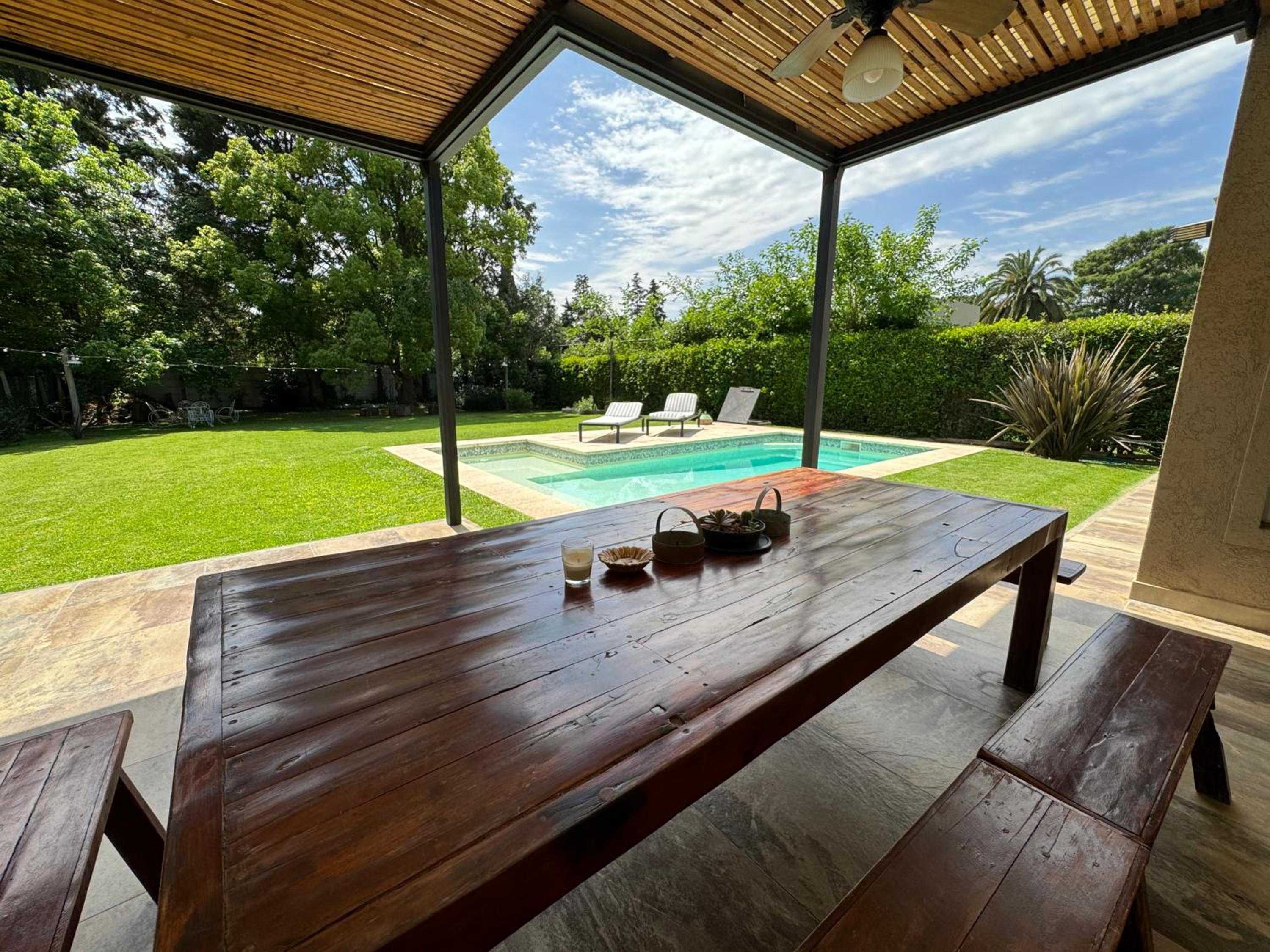 Casa tranquila cerca del Hospital Austral IAE piscina climatizada