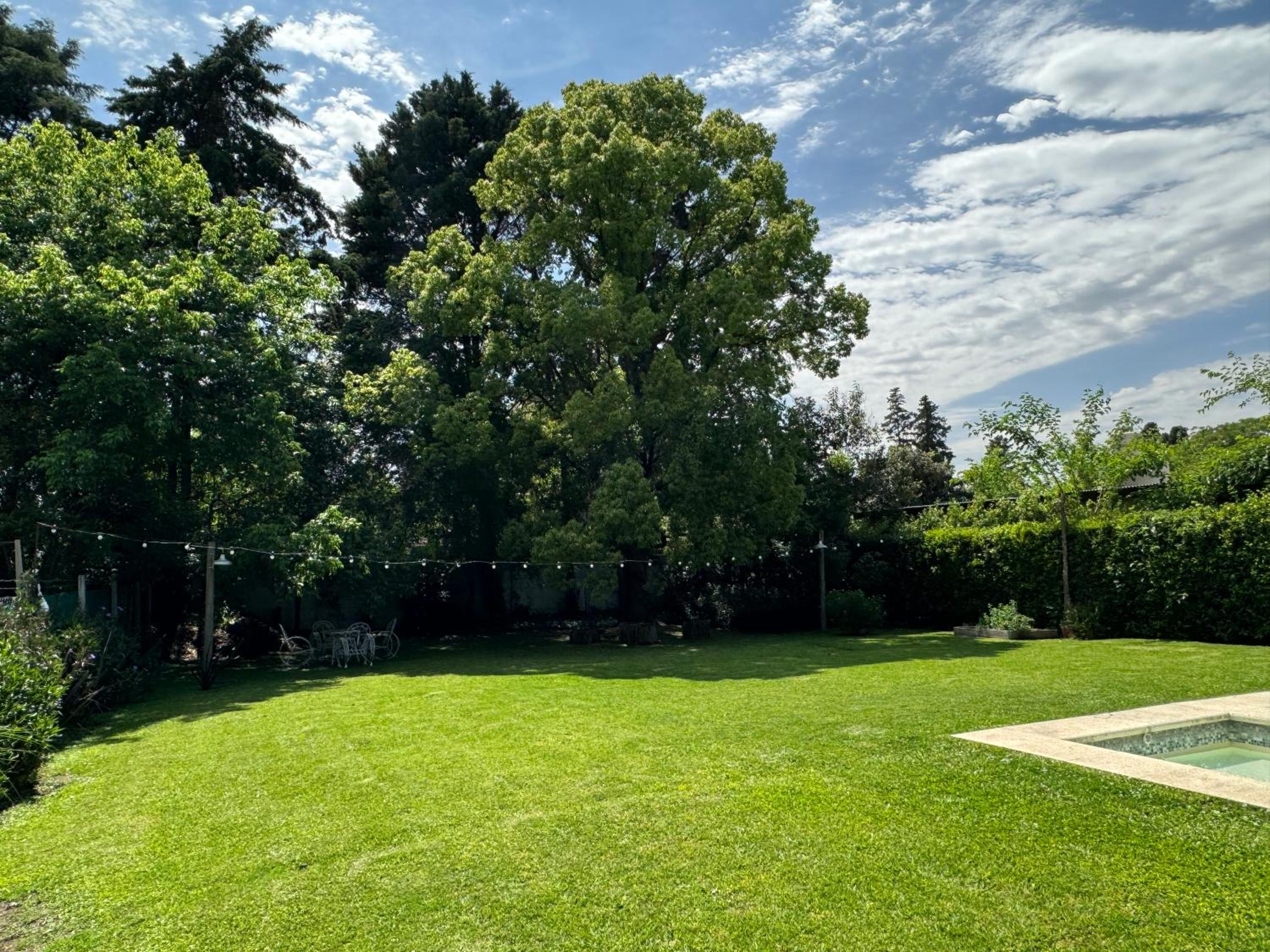 Casa tranquila cerca del Hospital Austral IAE piscina climatizada
