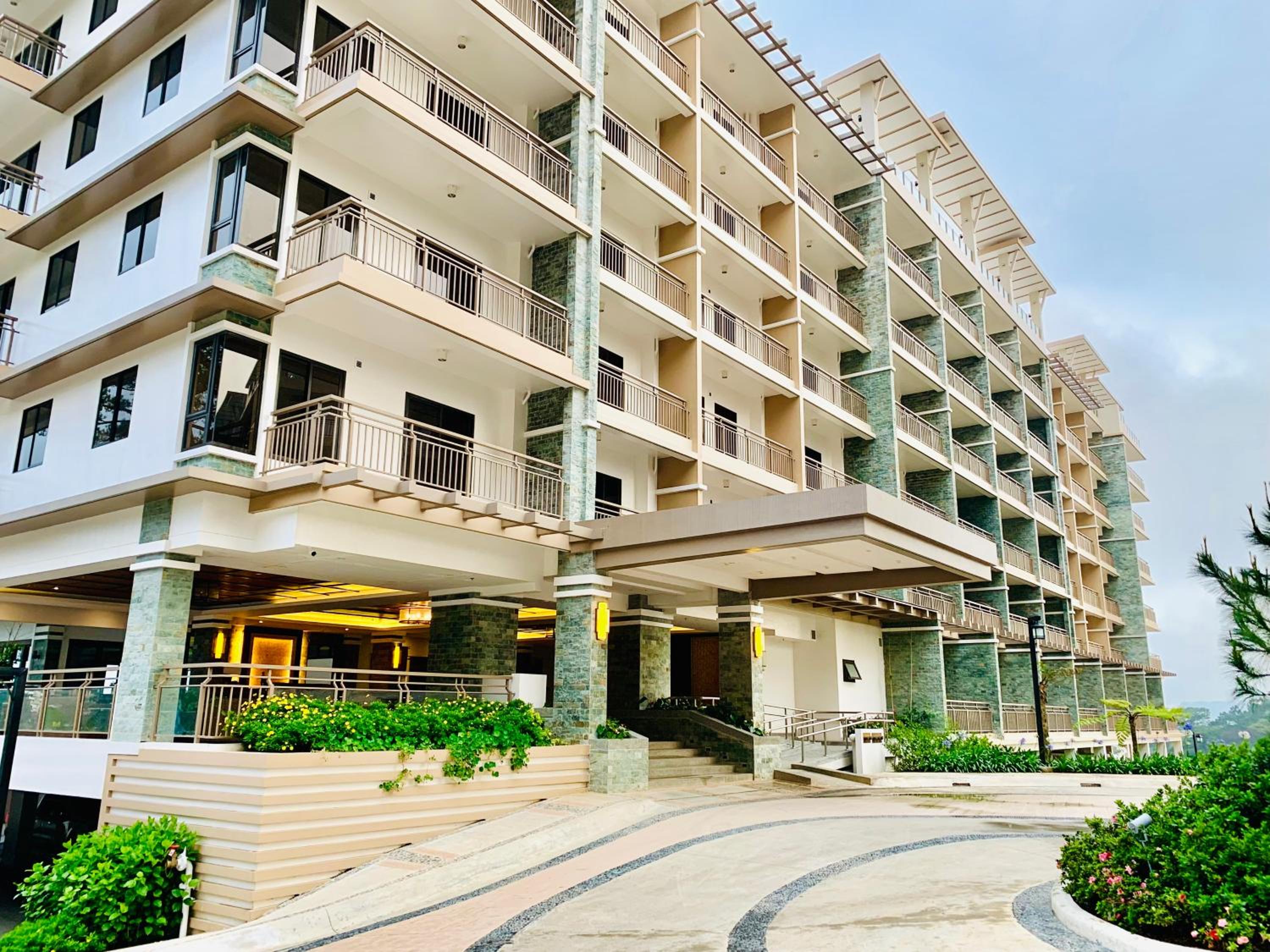 YourHomeAway,LuxFlat at BristleRidge Baguio
