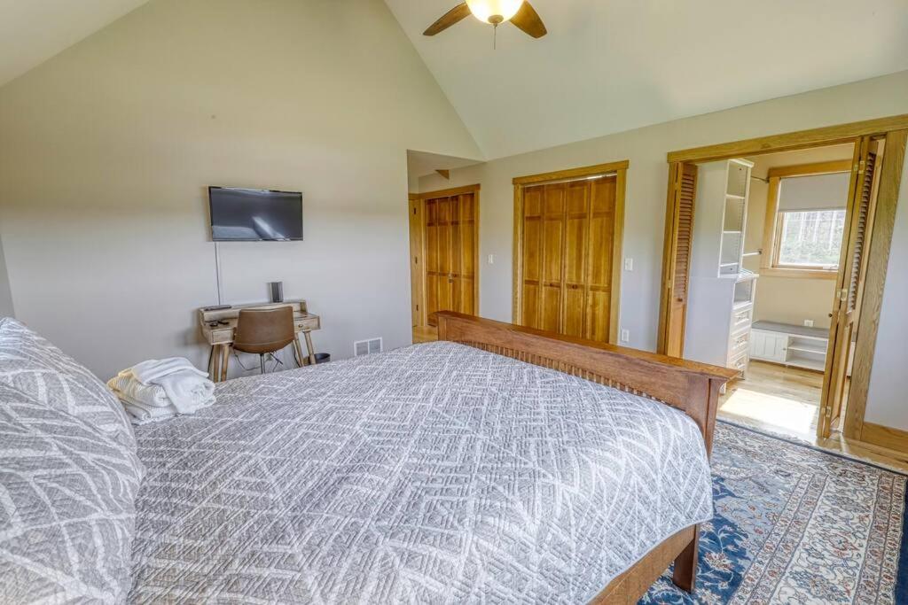 Huge Home w Studio Apt-Mountain Views-Hot Tub-Sauna view 3