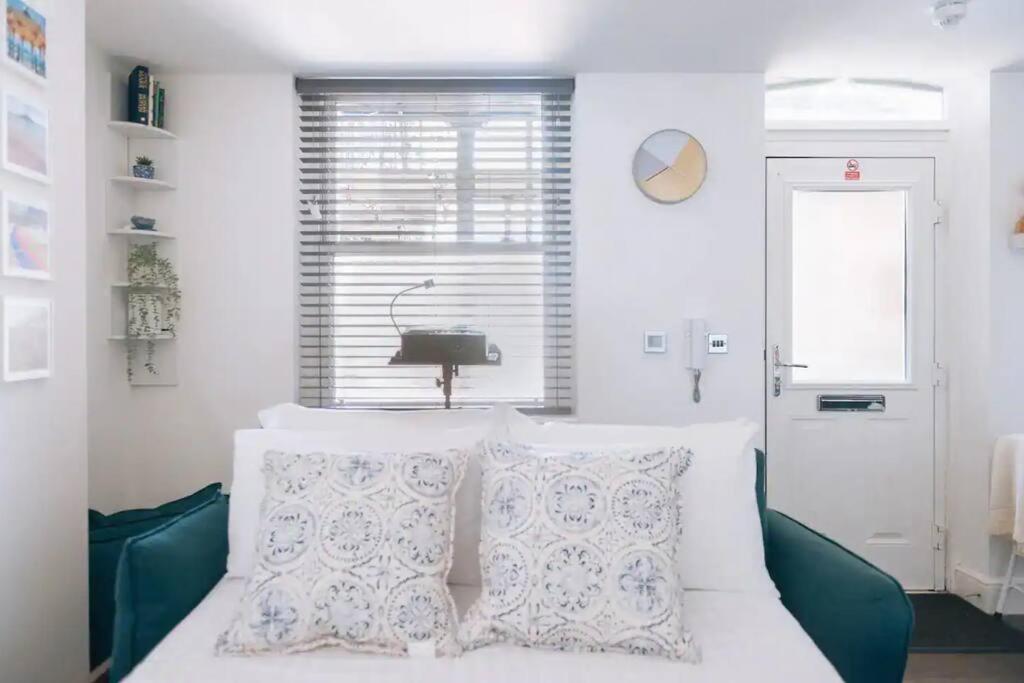 *Central Brighton Modern Studio*