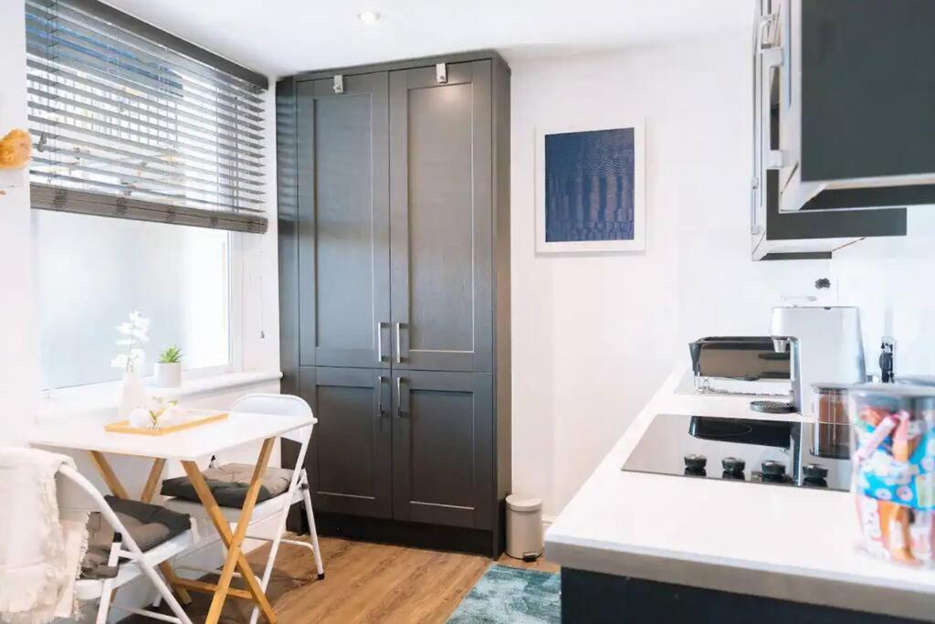 *Central Brighton Modern Studio*
