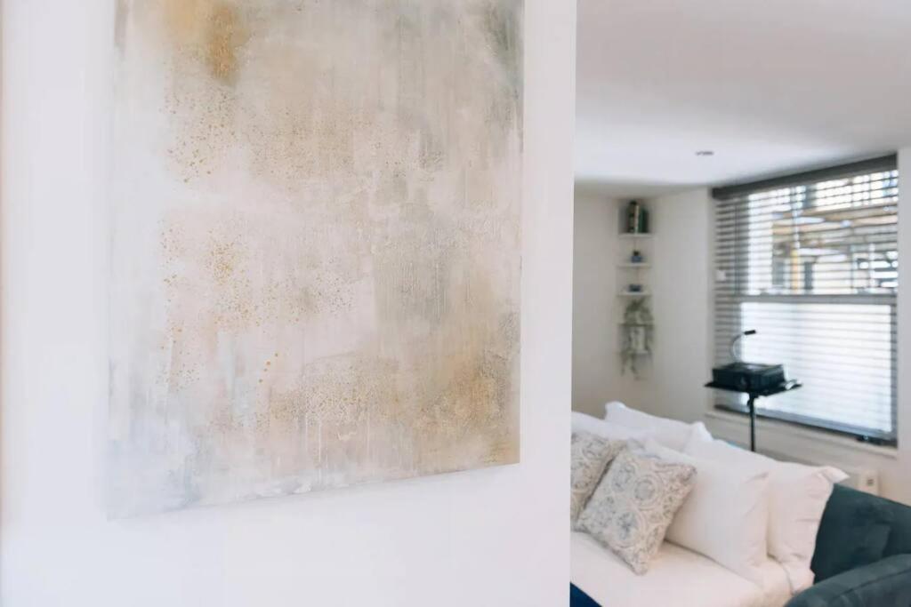 *Central Brighton Modern Studio*