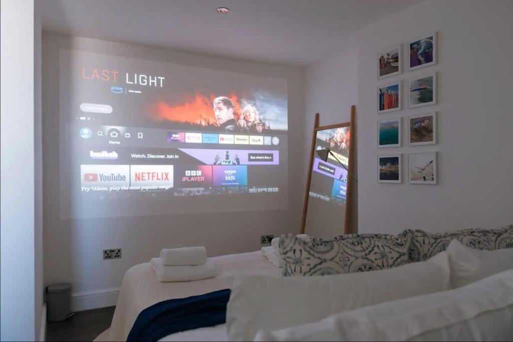 *Central Brighton Modern Studio*