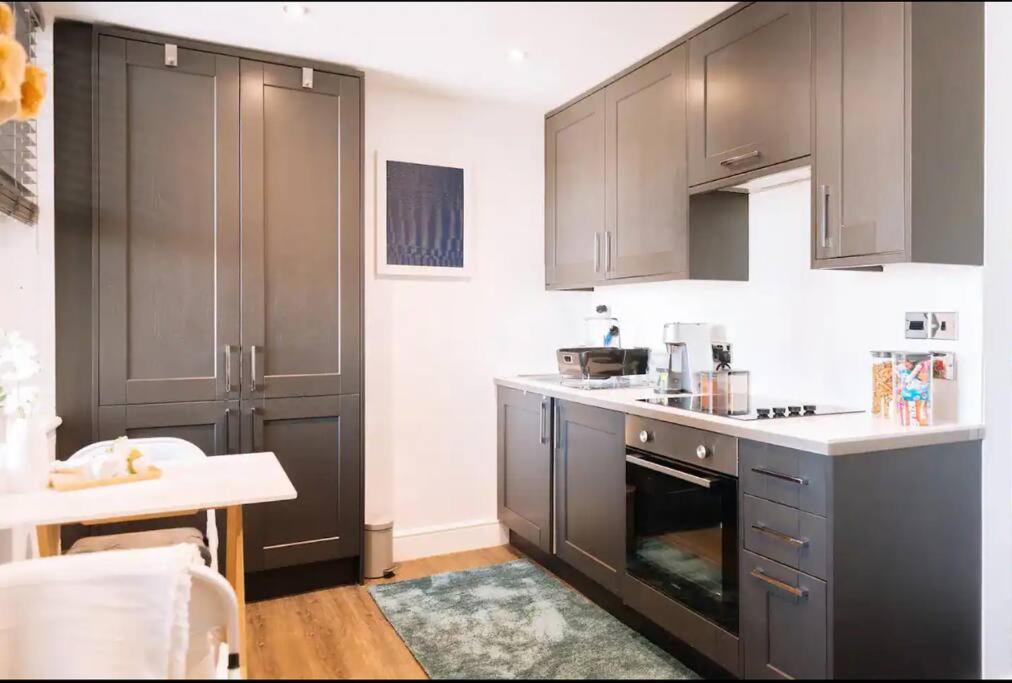*Central Brighton Modern Studio*