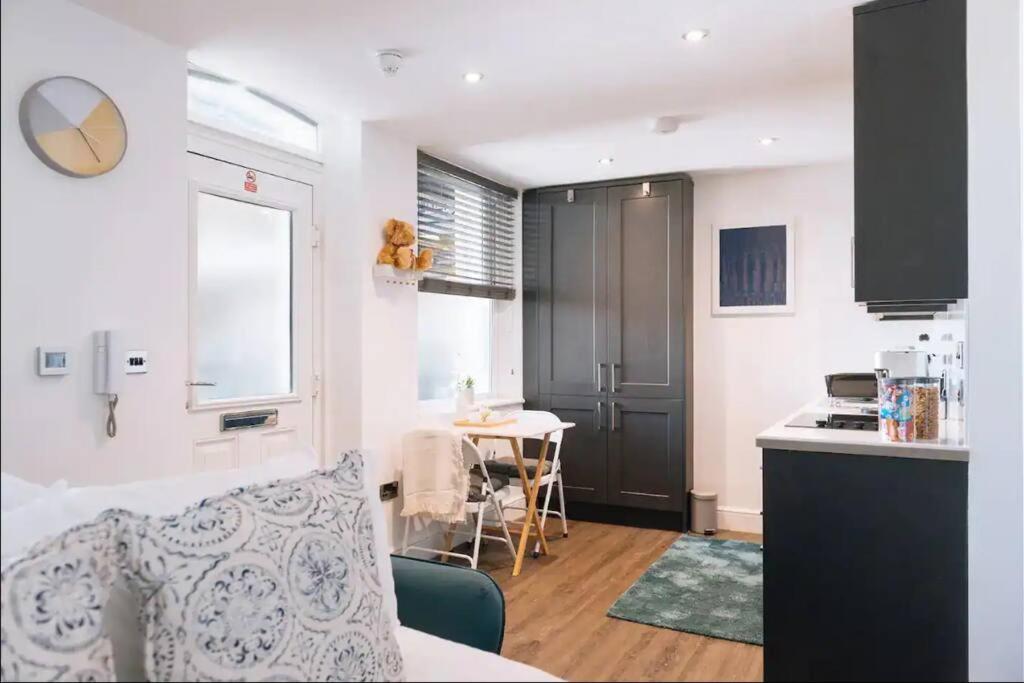 *Central Brighton Modern Studio*