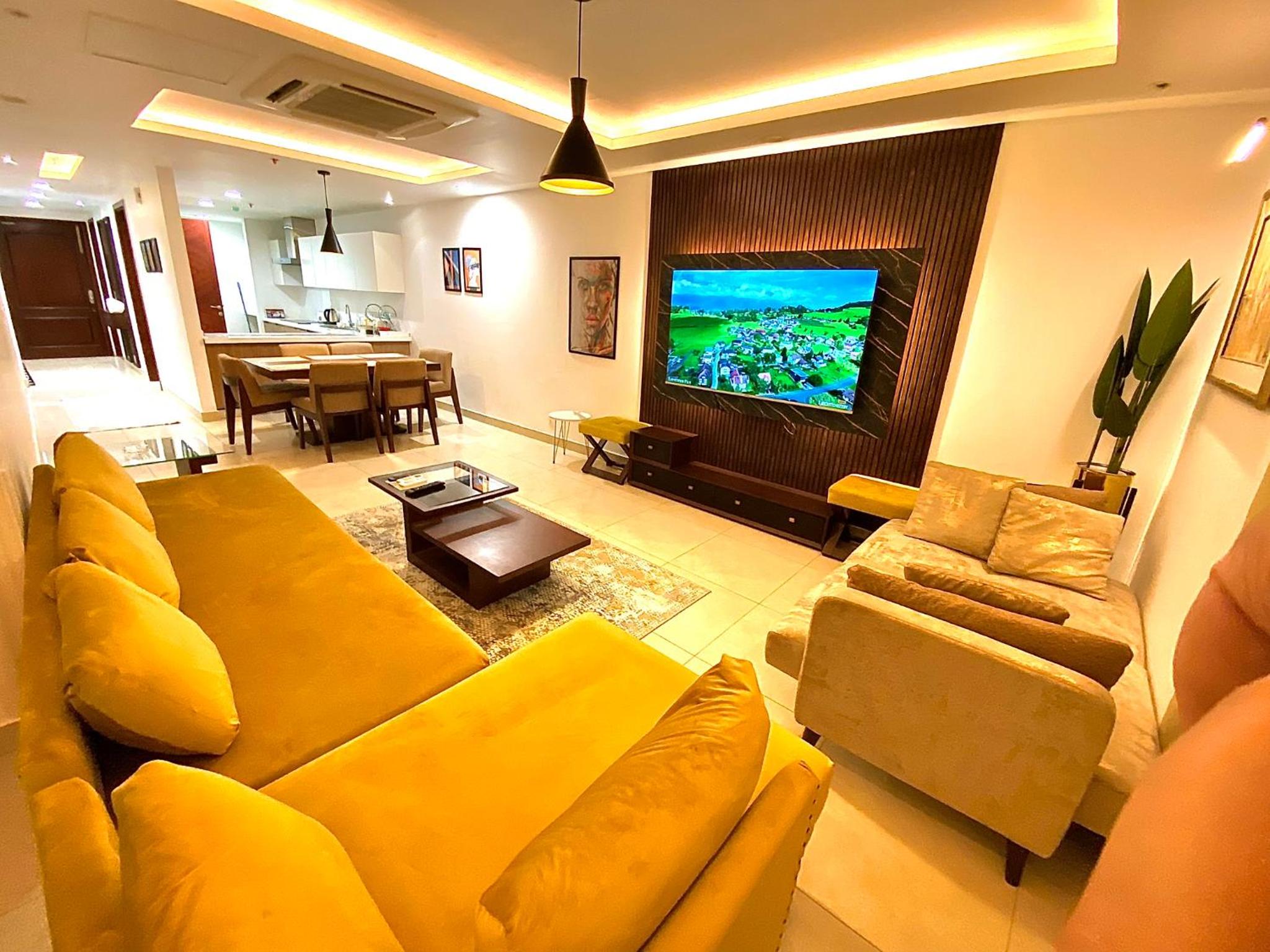 Sky Vista Apartments in Gold Crest Mall, DHA - Skyline Views view 4
