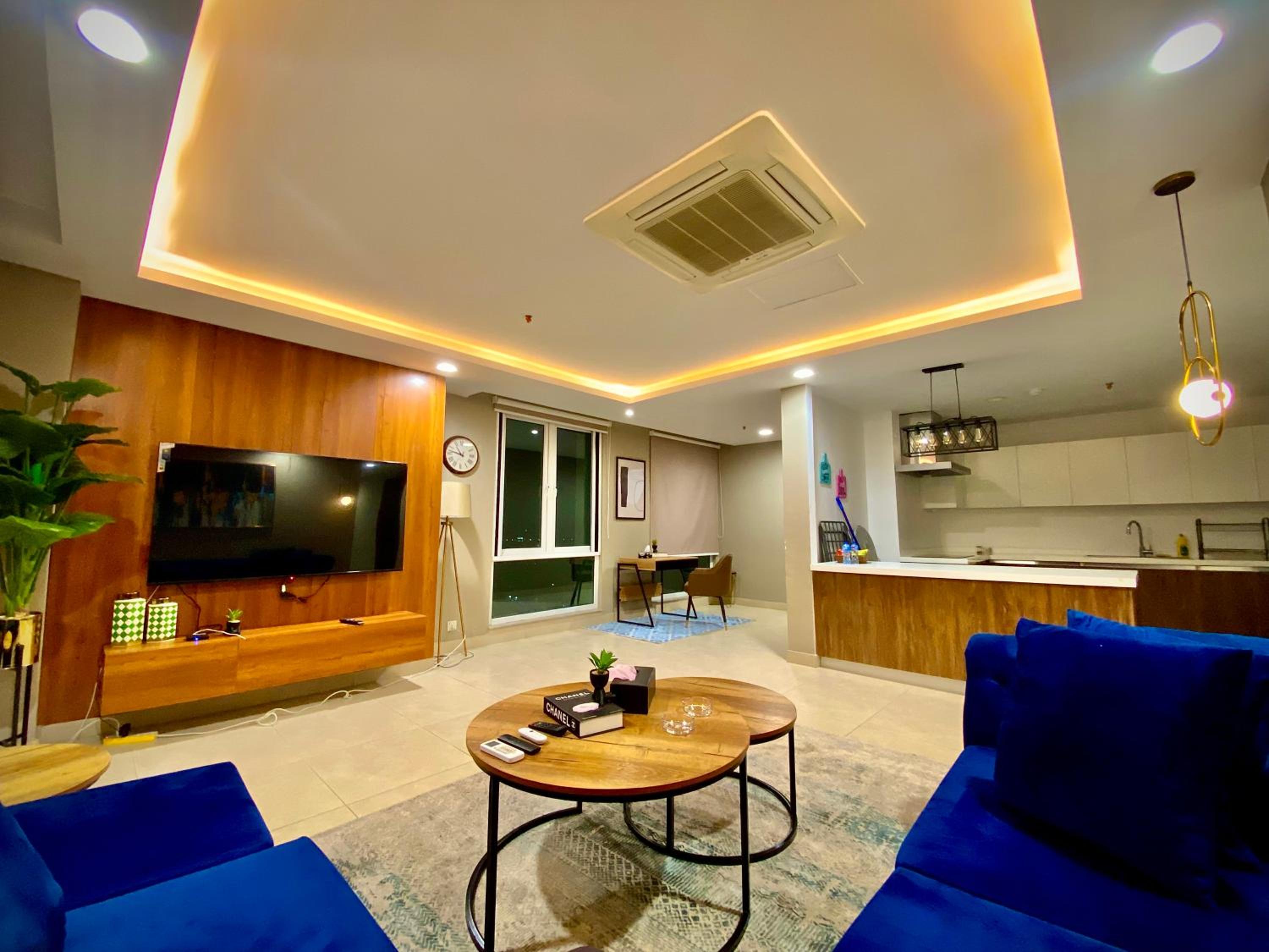 Sky Vista Apartments in Gold Crest Mall, DHA - Skyline Views view 2