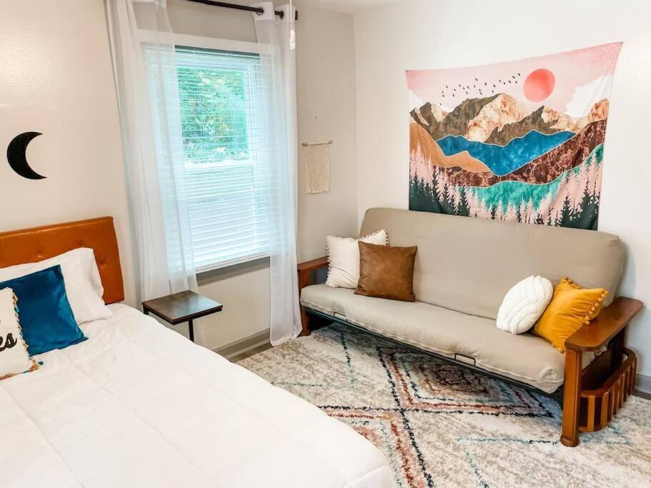 Blue Bungalow w/ Free Golf Cart 1/2 mi from Square view 5