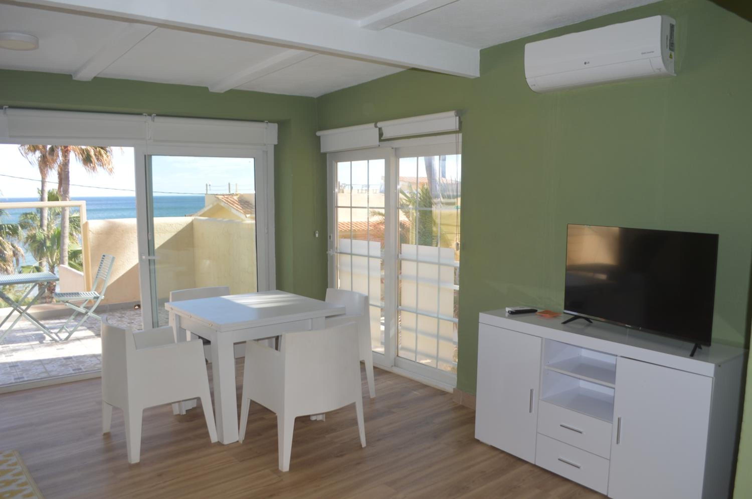 Espectacular Suite Privada a pie de playa y mar en CHALET ROQUETES