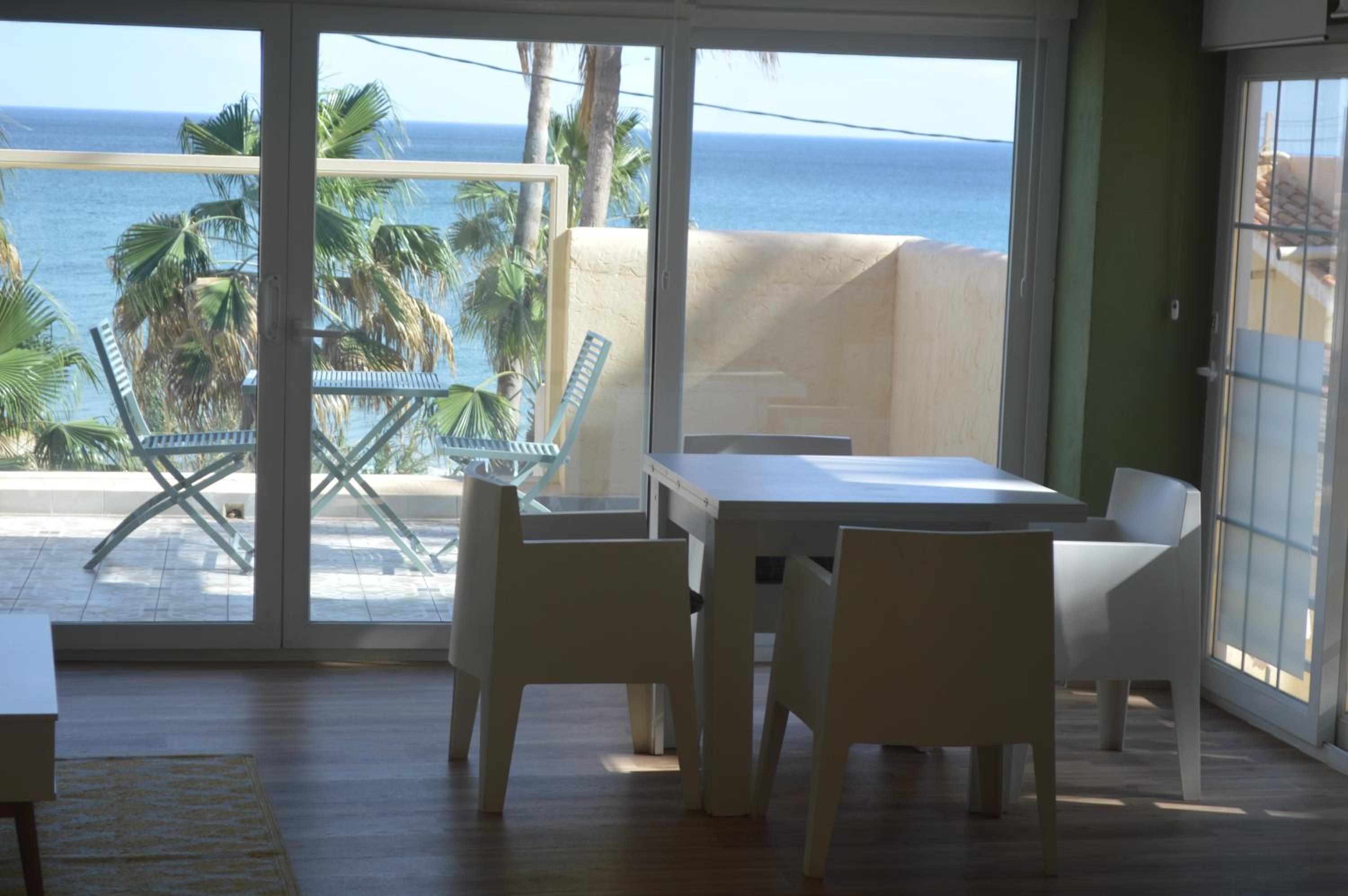 Espectacular Suite Privada a pie de playa y mar en CHALET ROQUETES