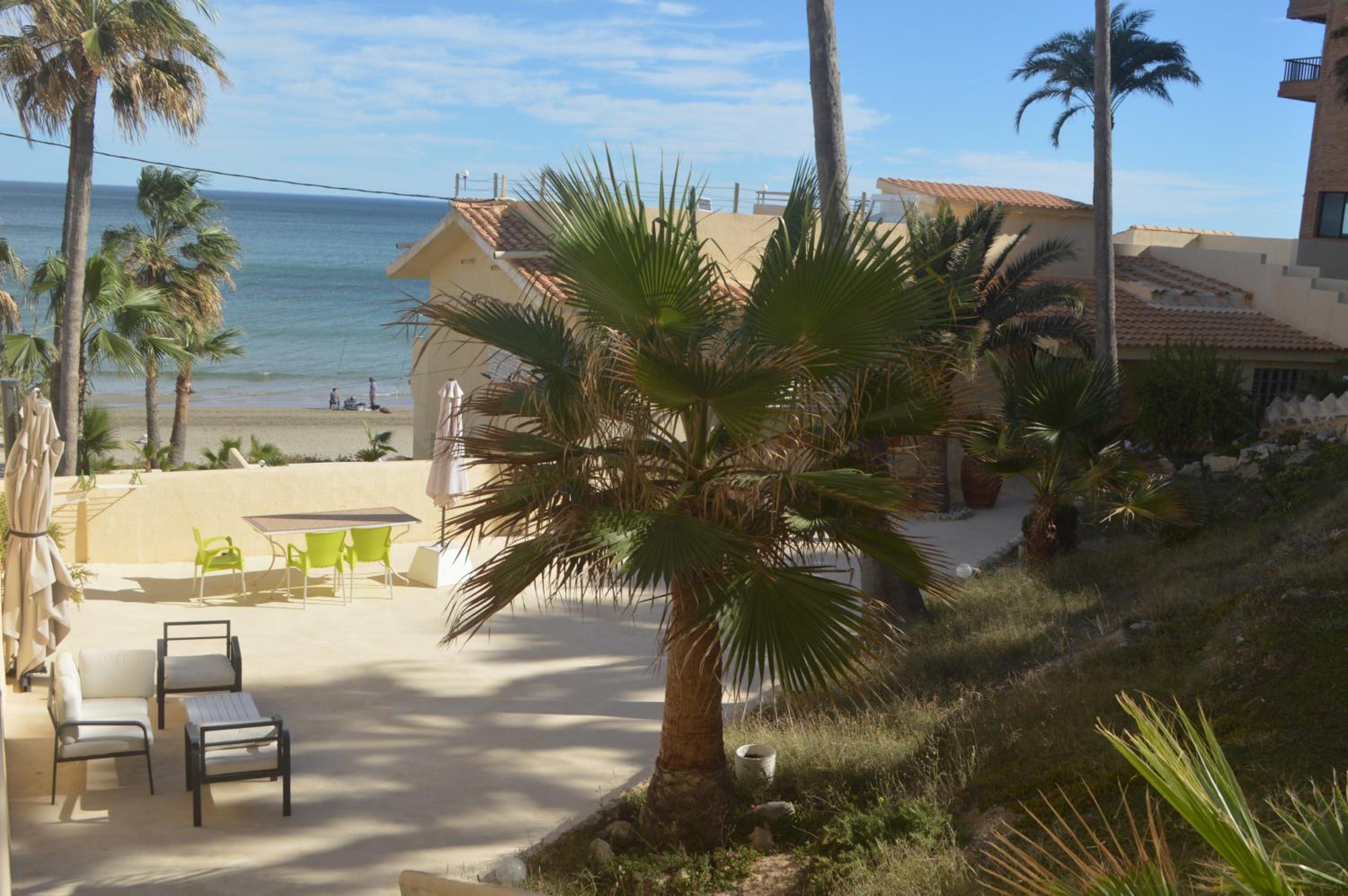 Espectacular Suite Privada a pie de playa y mar en CHALET ROQUETES