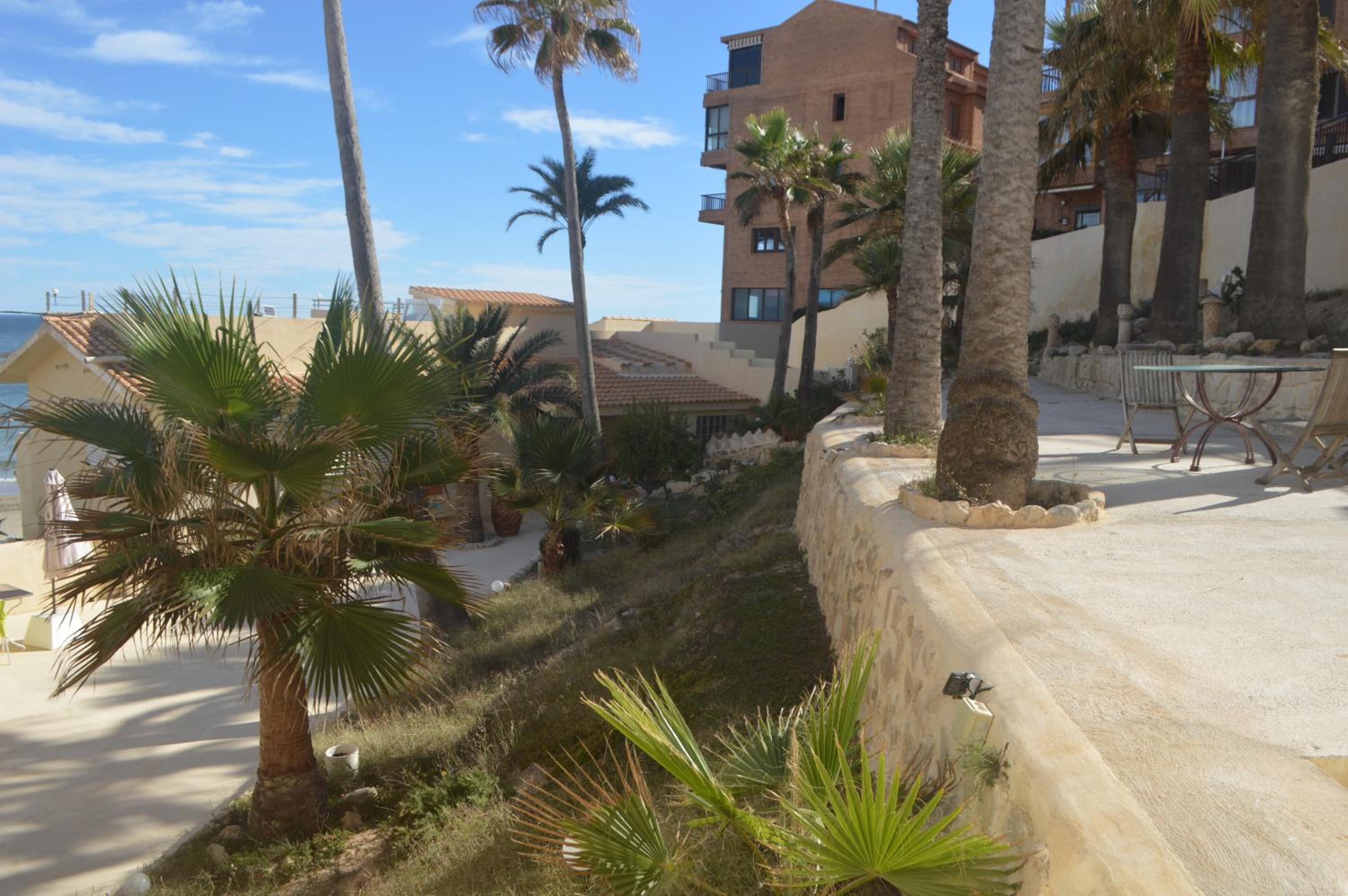 Espectacular Suite Privada a pie de playa y mar en CHALET ROQUETES