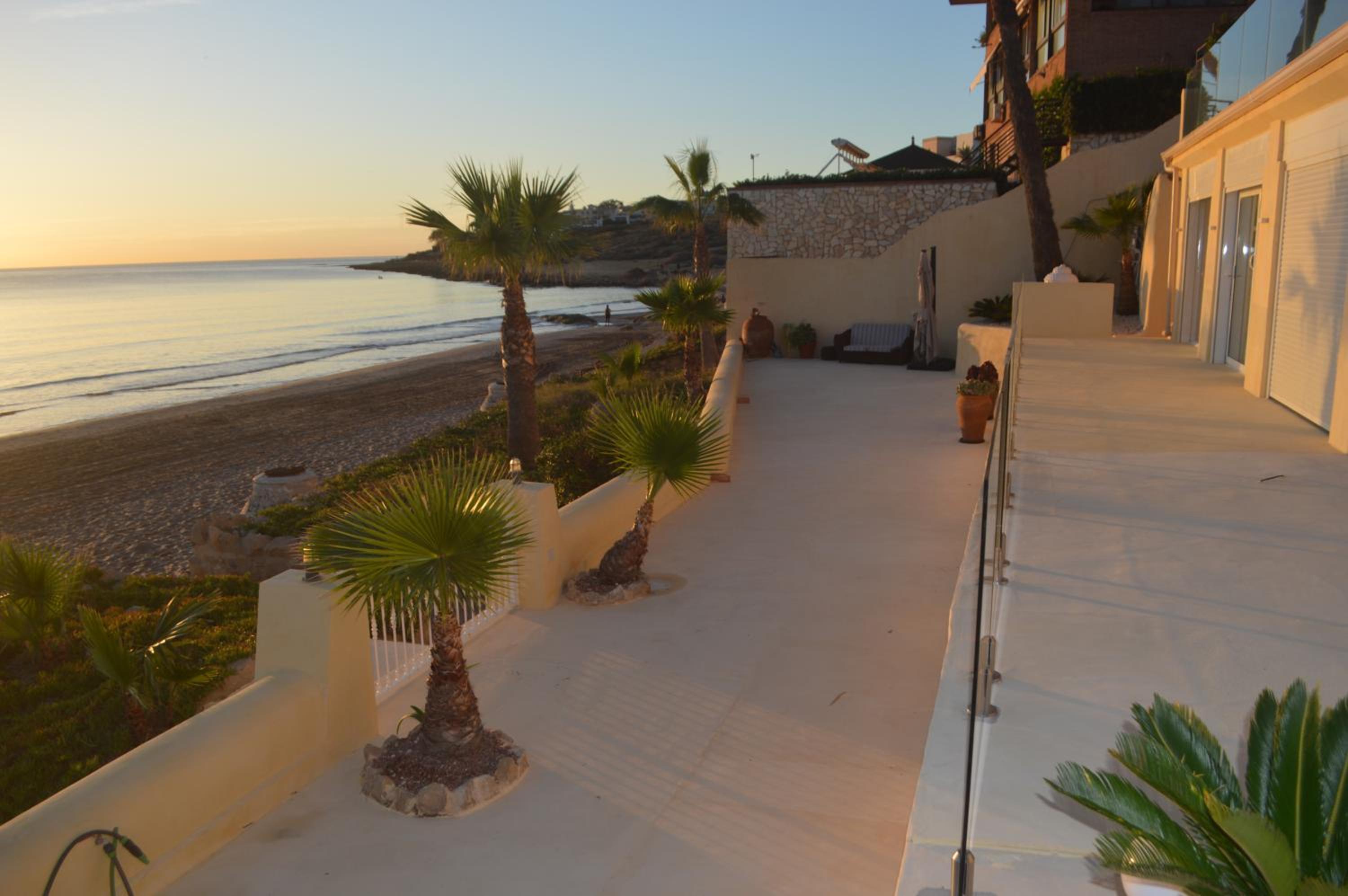 Espectacular Suite Privada a pie de playa y mar en CHALET ROQUETES
