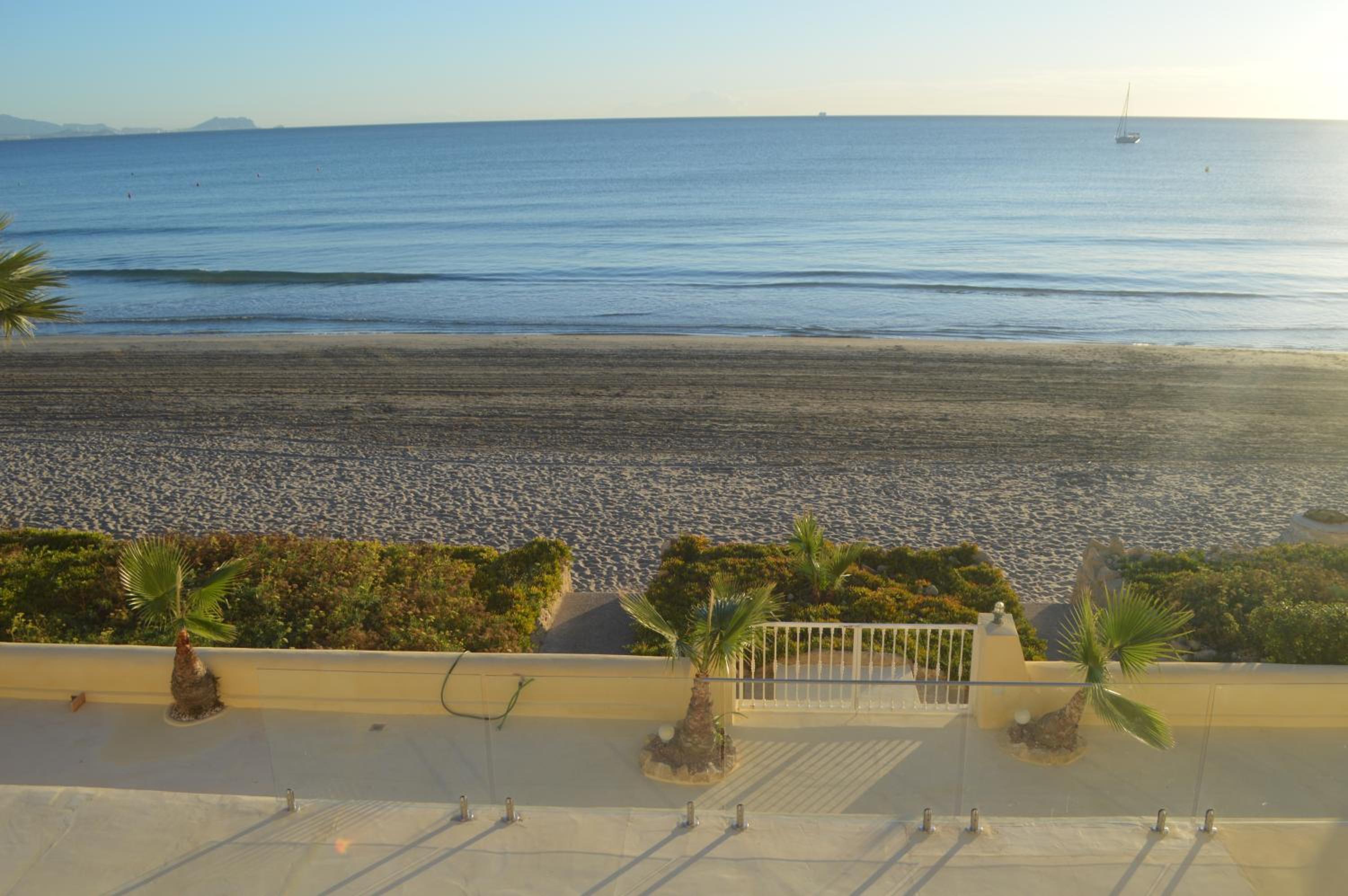 Espectacular Suite Privada a pie de playa y mar en CHALET ROQUETES