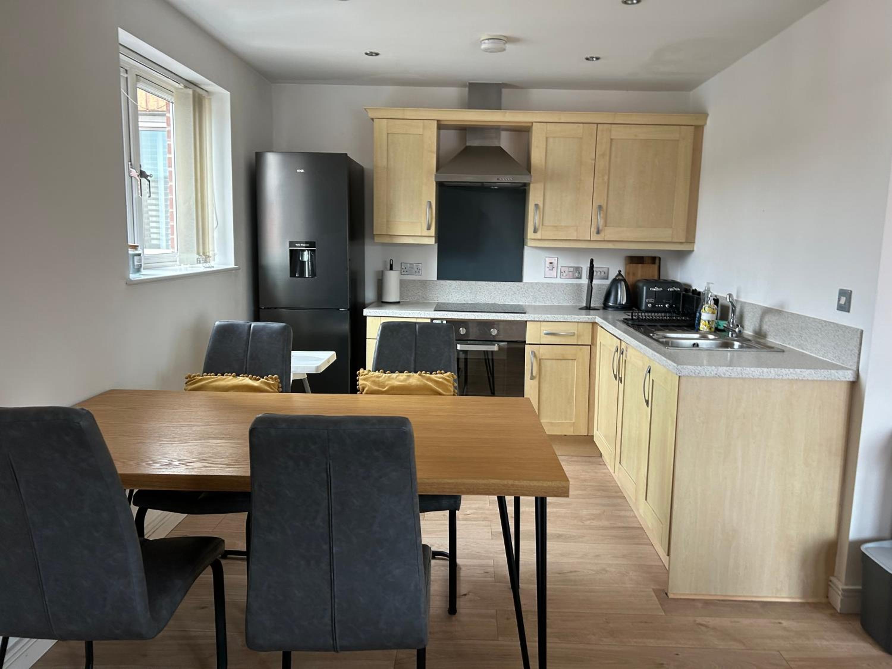 Stafford 2 Bedroom Apartment in Prime Location with Secure Parking view 3