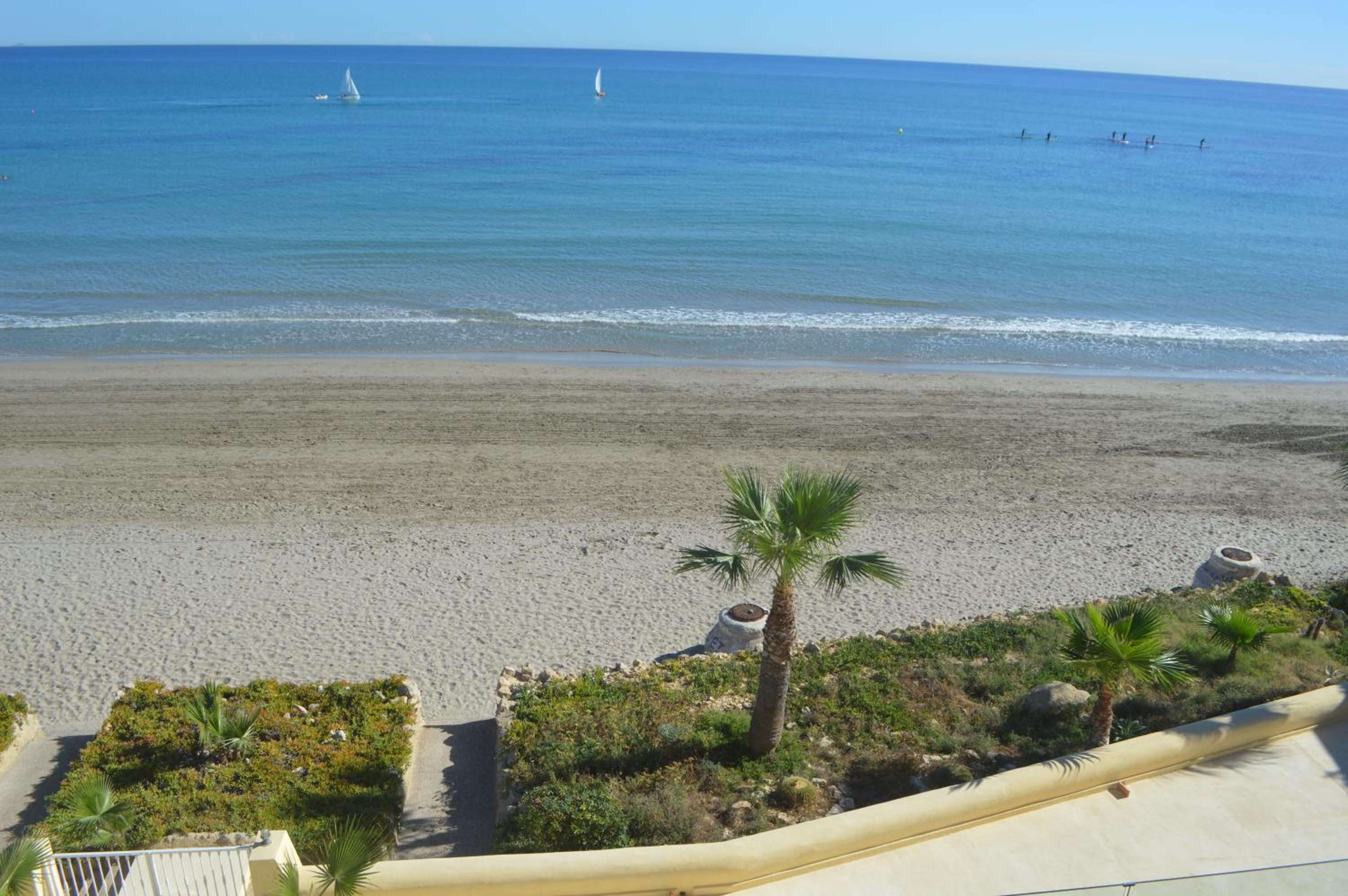 Espectacular Suite Privada a pie de playa y mar en CHALET ROQUETES