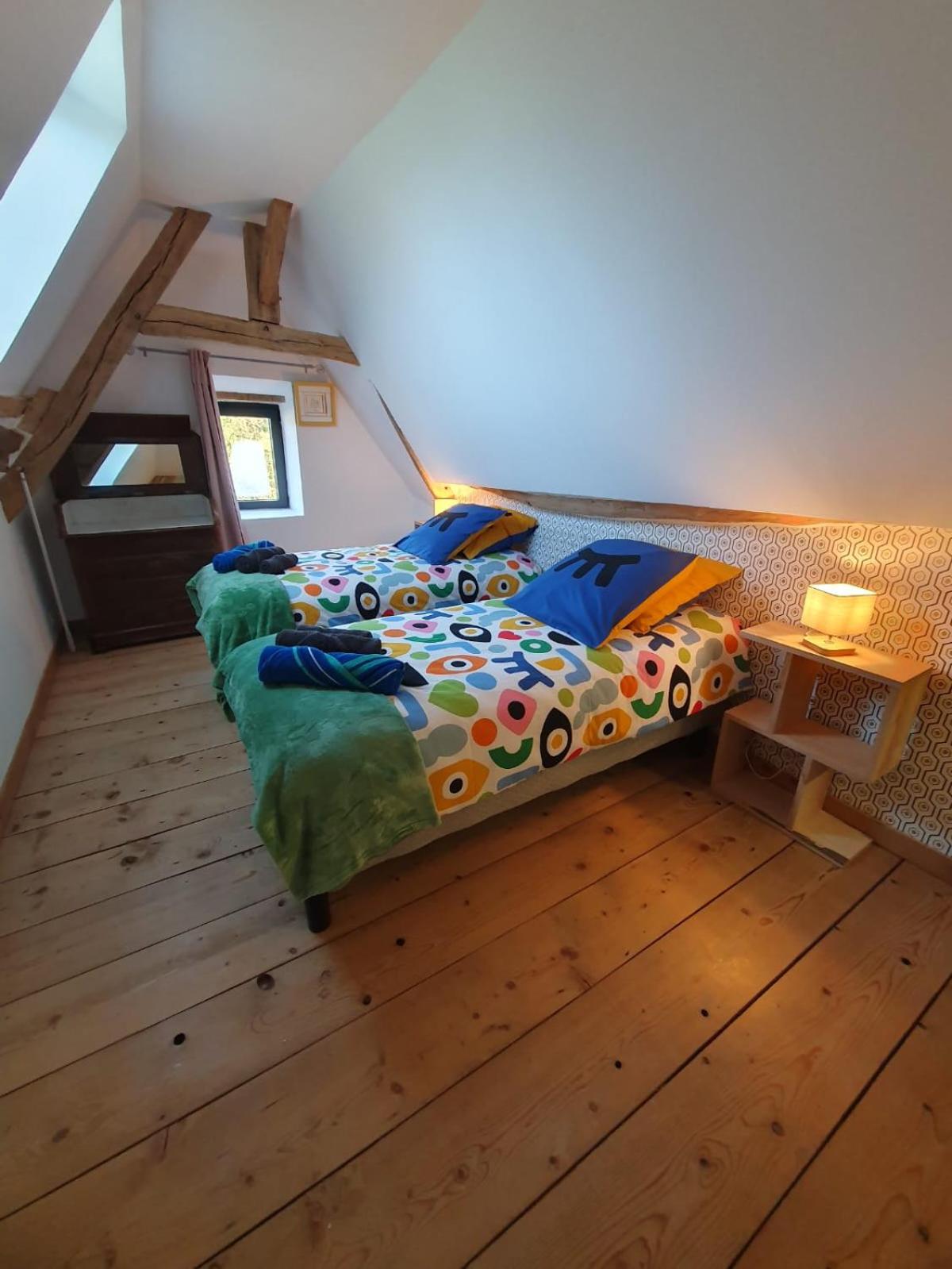 de la salle gite 8 personnes à la campagne avec jacuzzi 4 chambres 3 WC