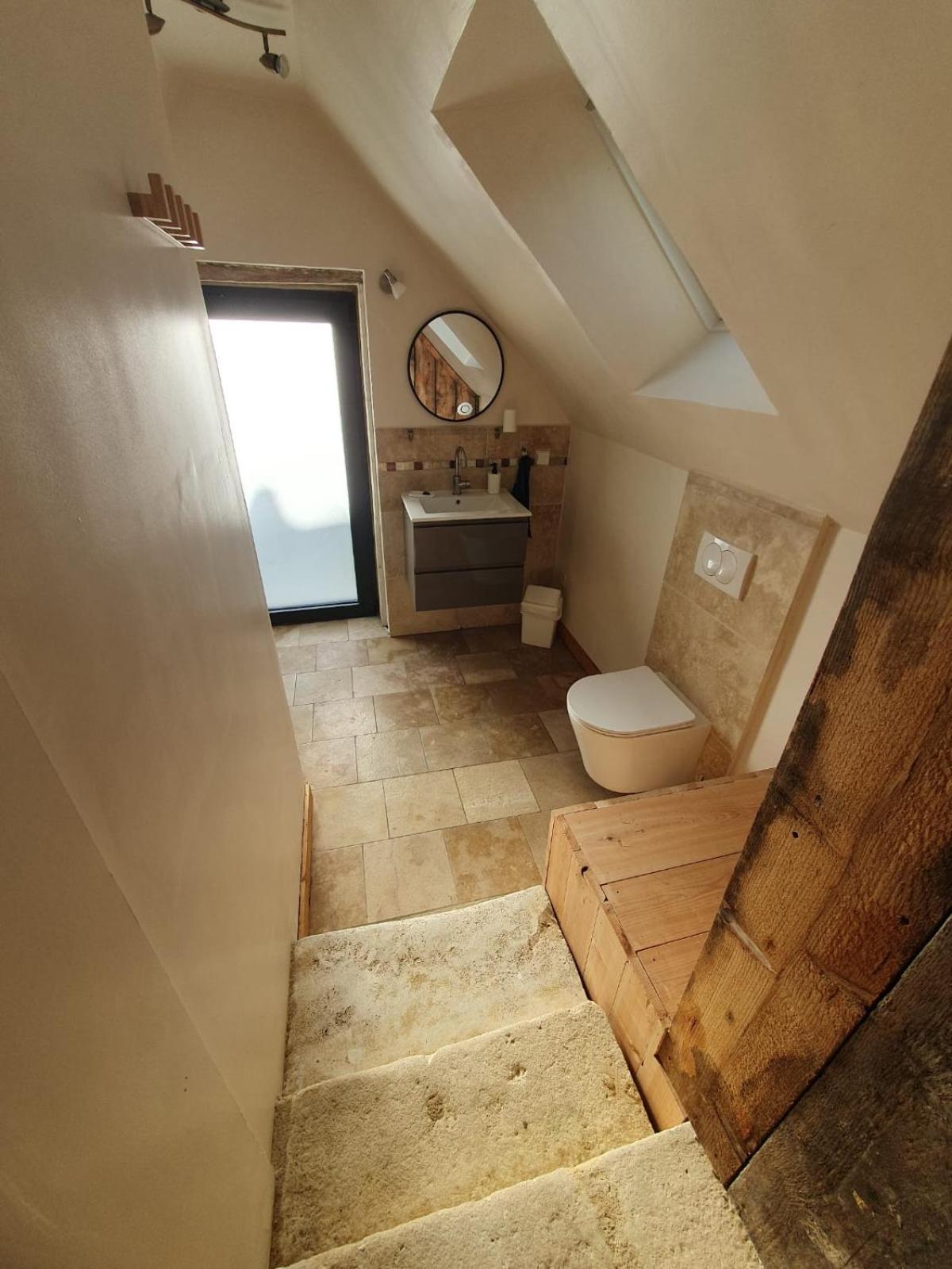 de la salle gite 8 personnes à la campagne avec jacuzzi 4 chambres 3 WC