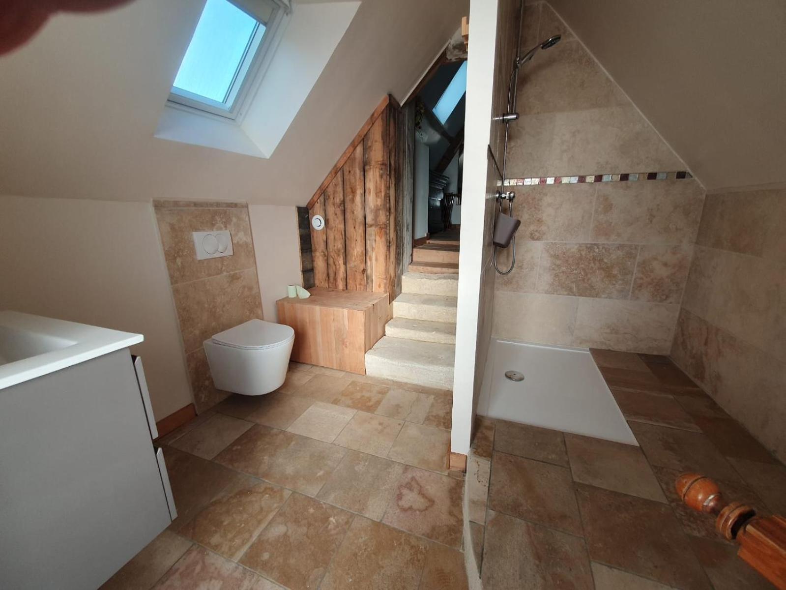 de la salle gite 8 personnes à la campagne avec jacuzzi 4 chambres 3 WC
