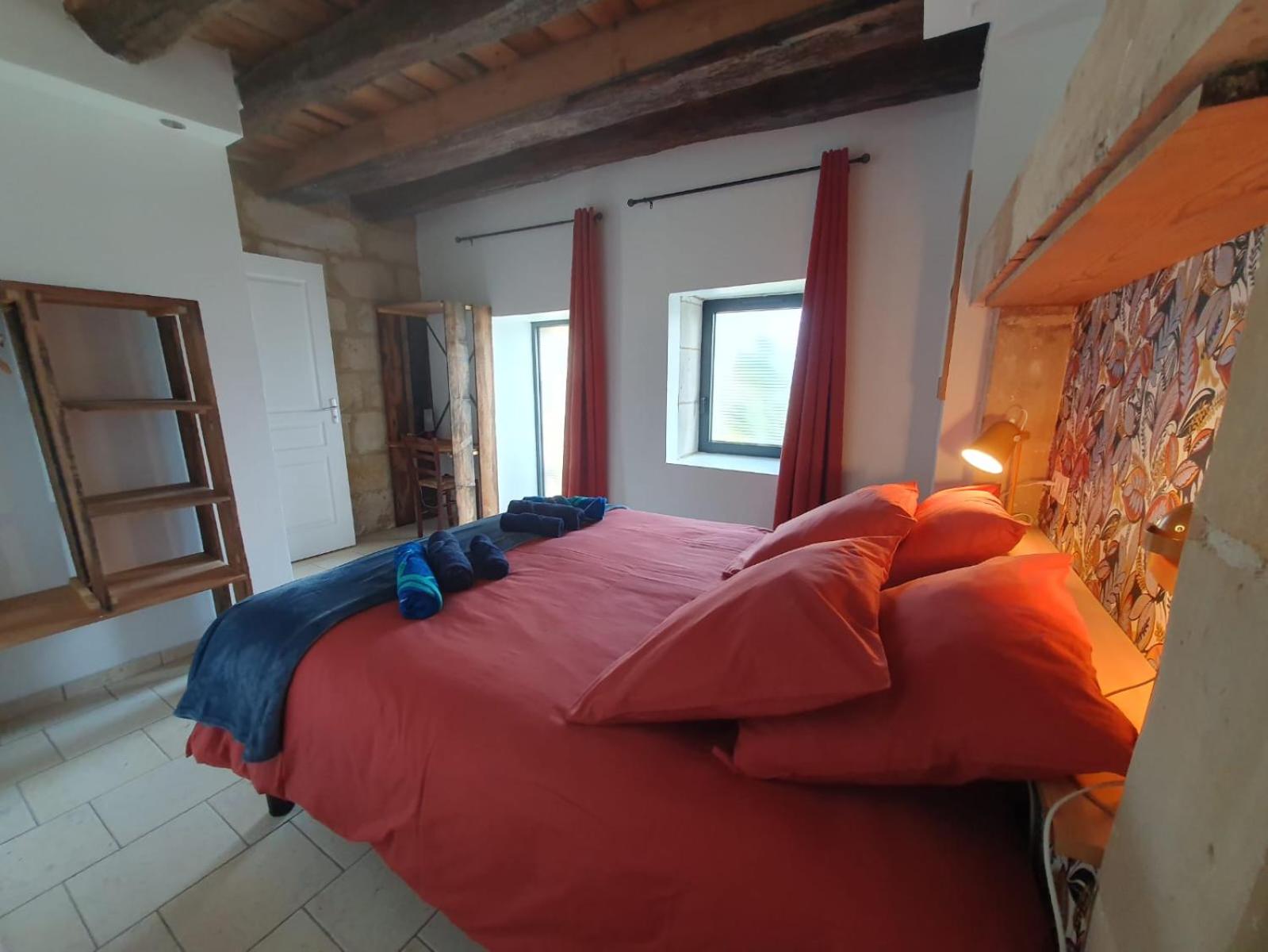de la salle gite 8 personnes à la campagne avec jacuzzi 4 chambres 3 WC