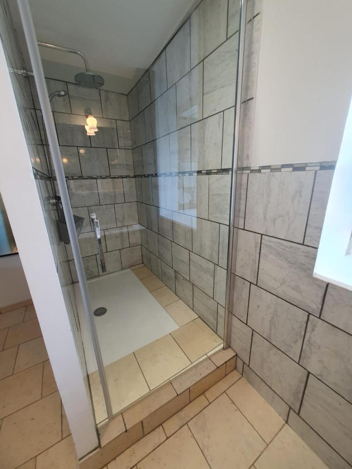 de la salle gite 8 personnes à la campagne avec jacuzzi 4 chambres 3 WC