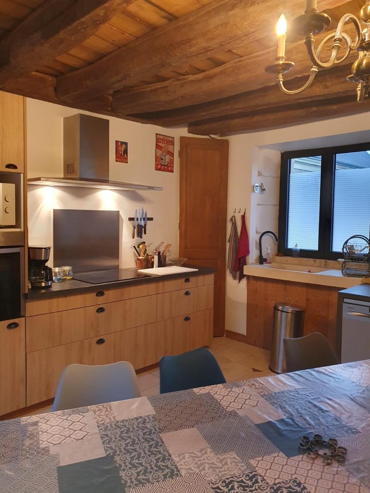 de la salle gite 8 personnes à la campagne avec jacuzzi 4 chambres 3 WC
