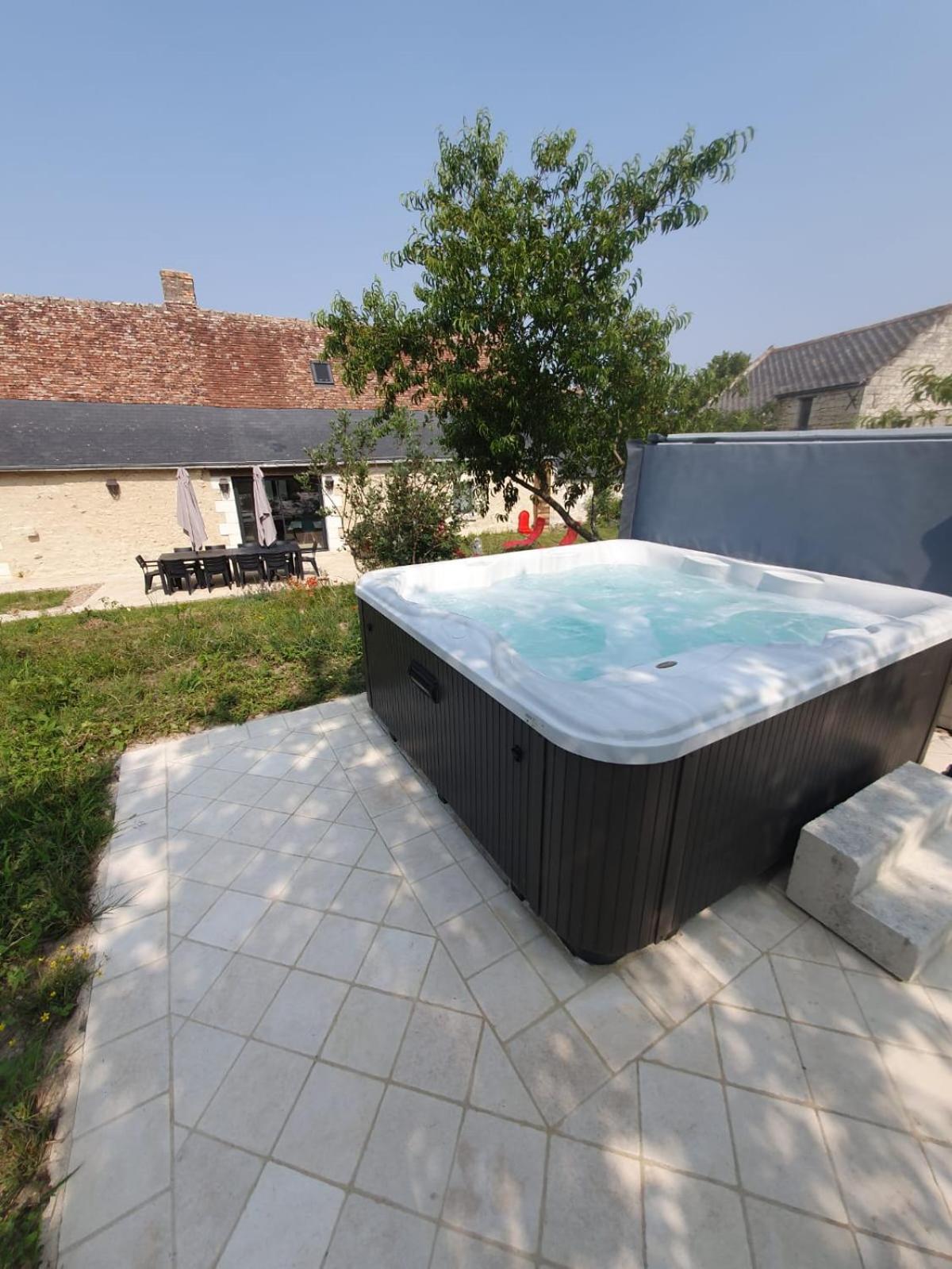 de la salle gite 8 personnes à la campagne avec jacuzzi 4 chambres 3 WC