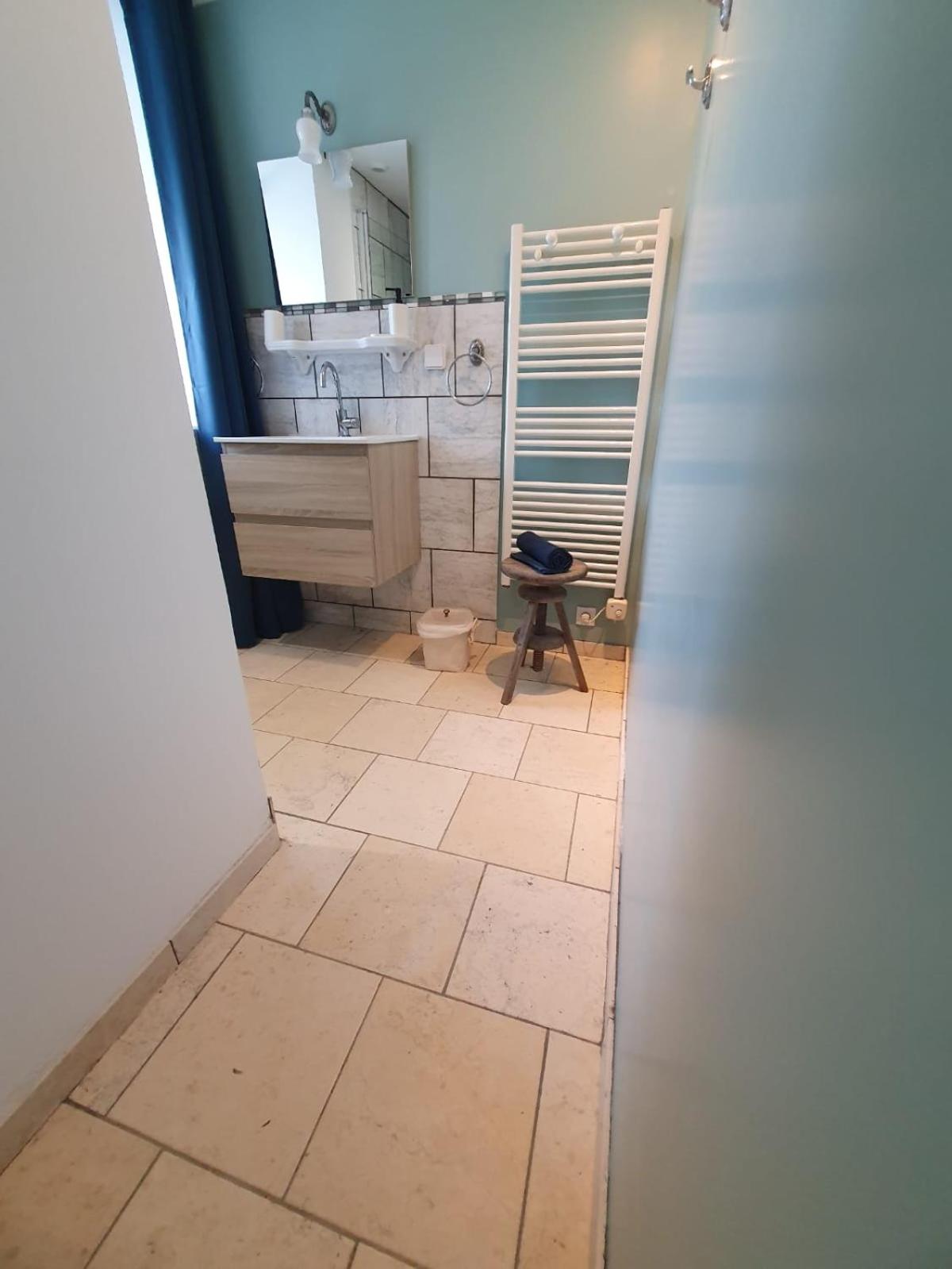 de la salle gite 8 personnes à la campagne avec jacuzzi 4 chambres 3 WC
