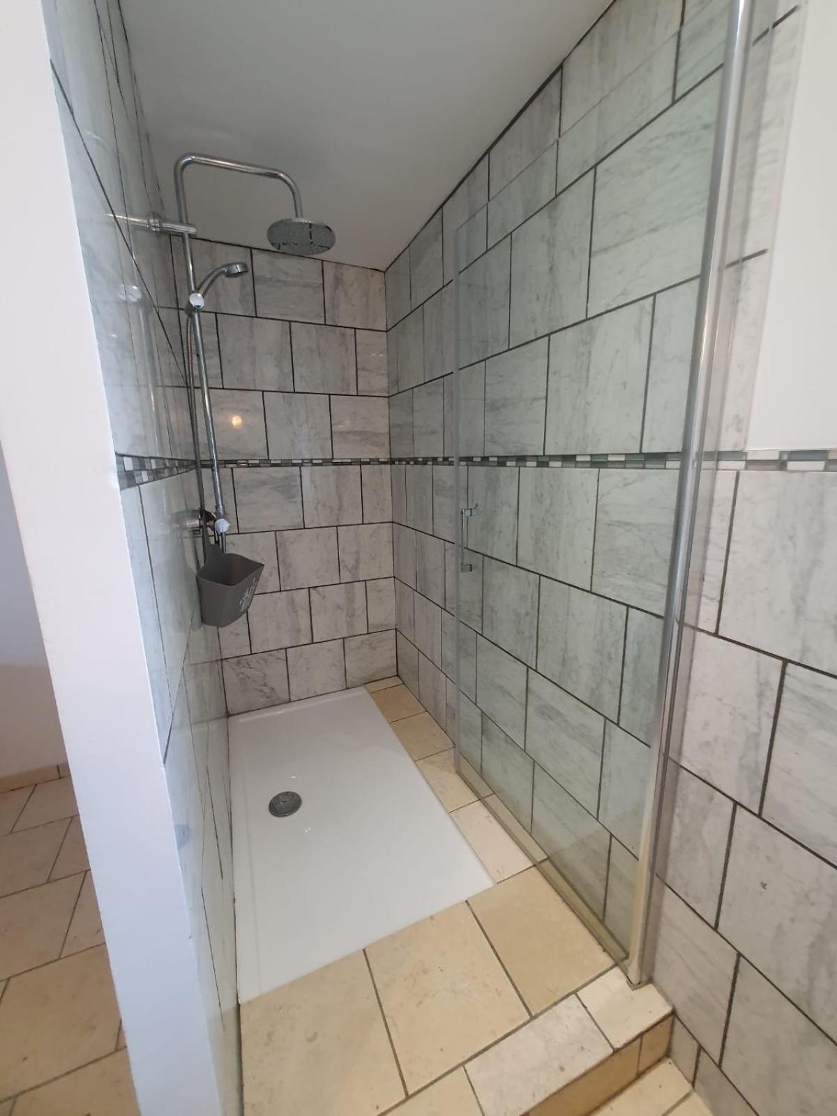 de la salle gite 8 personnes à la campagne avec jacuzzi 4 chambres 3 WC