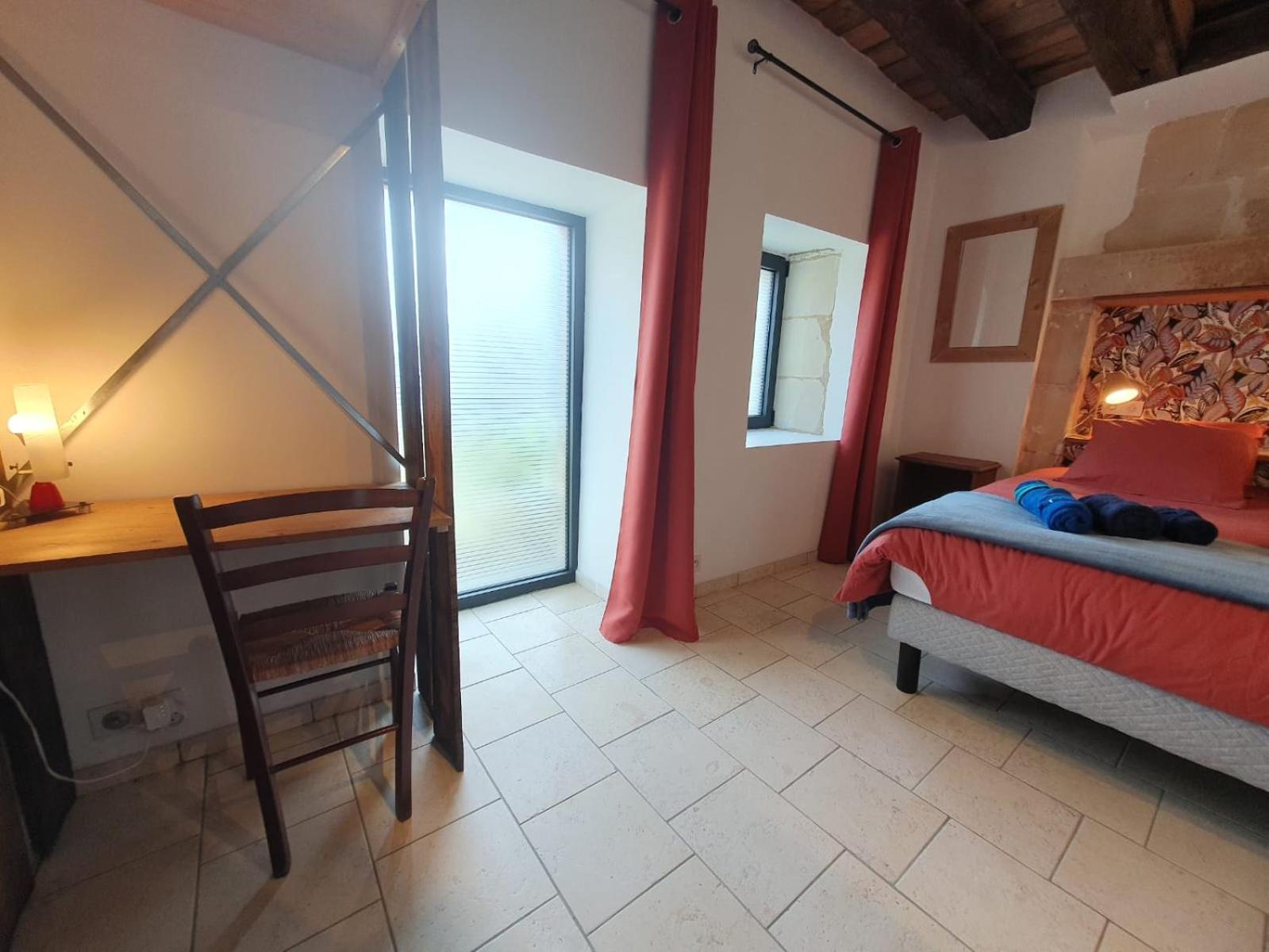 de la salle gite 8 personnes à la campagne avec jacuzzi 4 chambres 3 WC