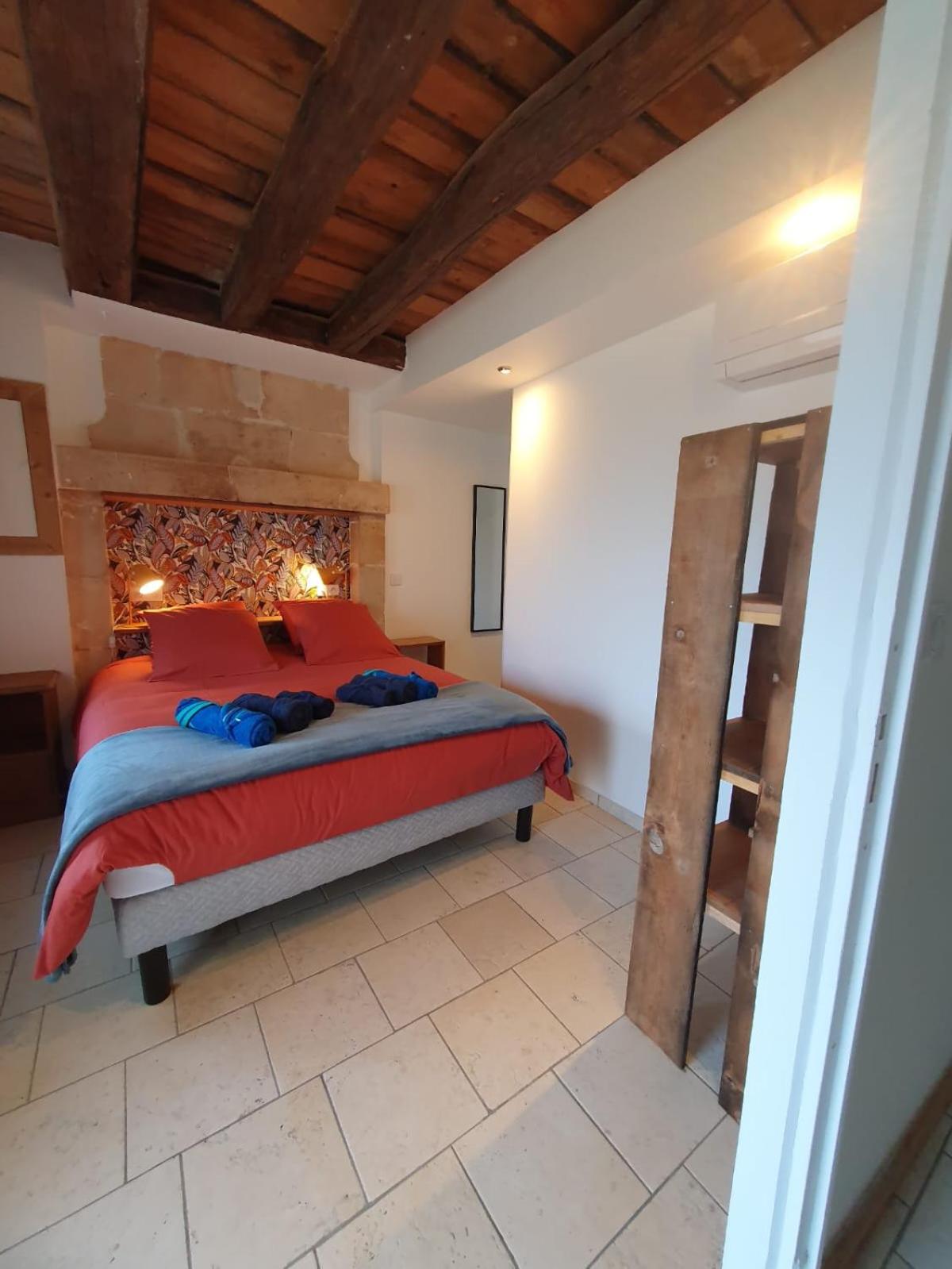 de la salle gite 8 personnes à la campagne avec jacuzzi 4 chambres 3 WC