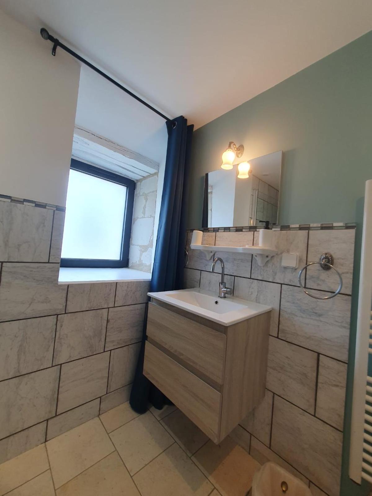 de la salle gite 8 personnes à la campagne avec jacuzzi 4 chambres 3 WC