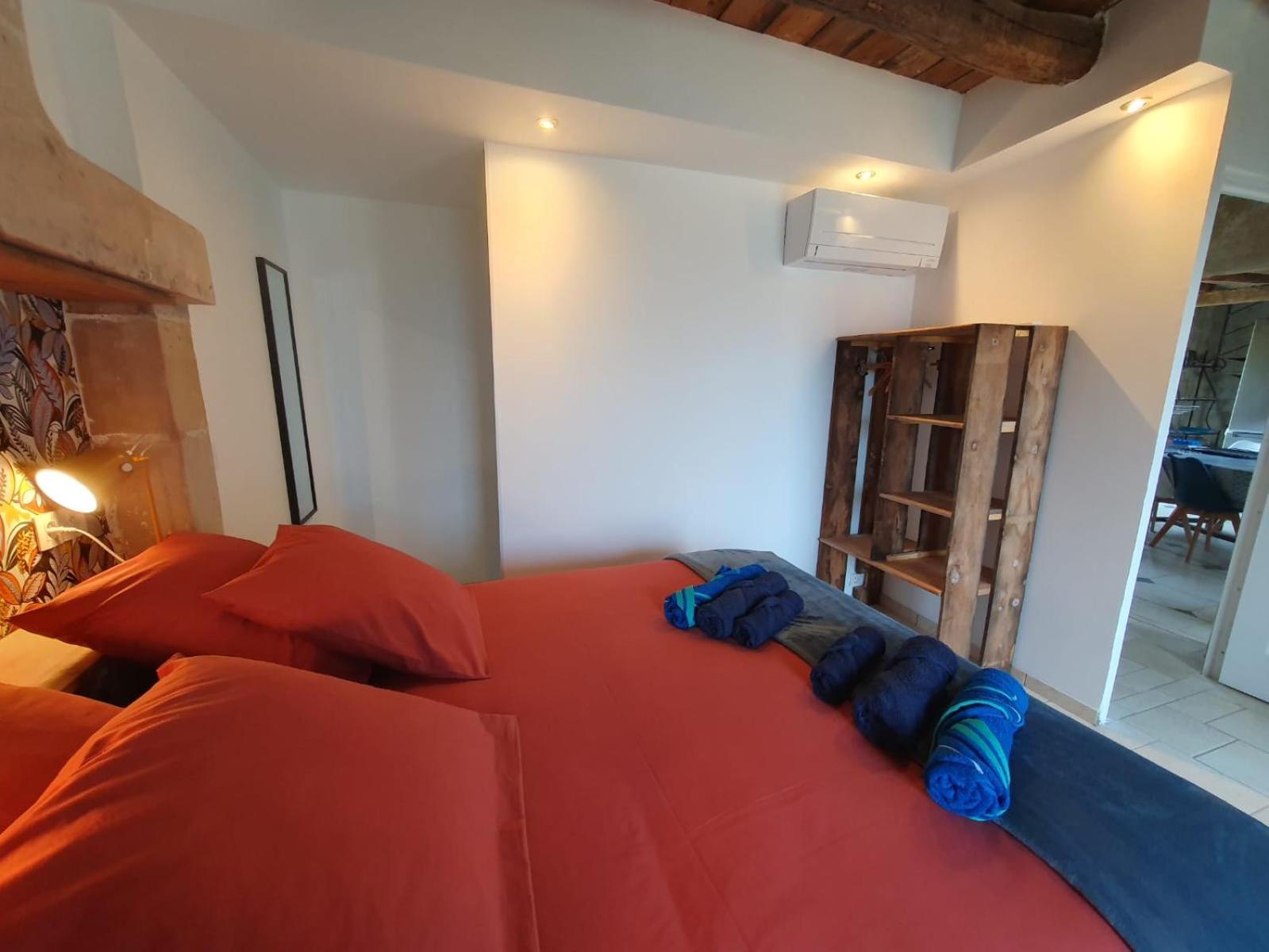 de la salle gite 8 personnes à la campagne avec jacuzzi 4 chambres 3 WC