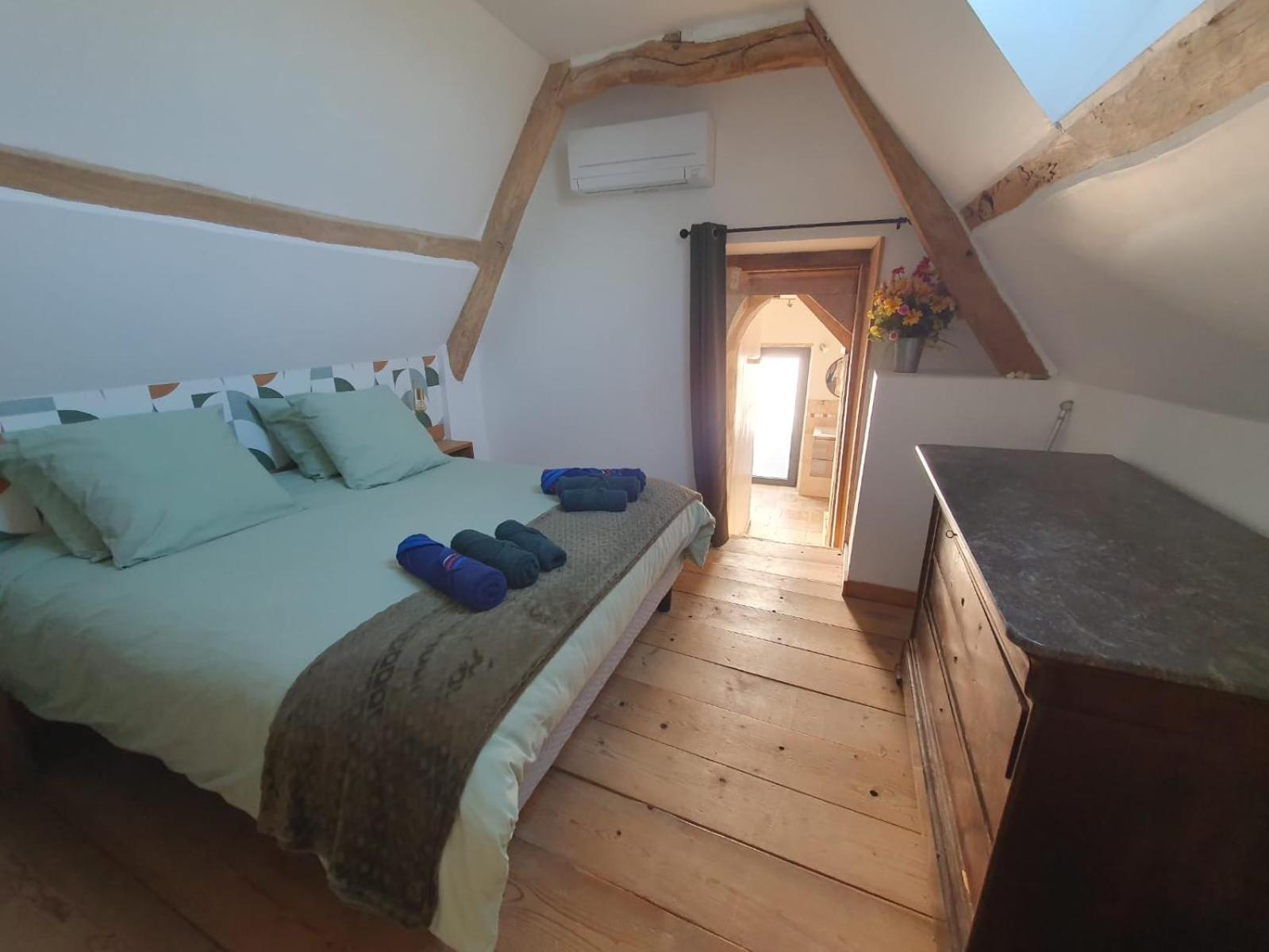 de la salle gite 8 personnes à la campagne avec jacuzzi 4 chambres 3 WC