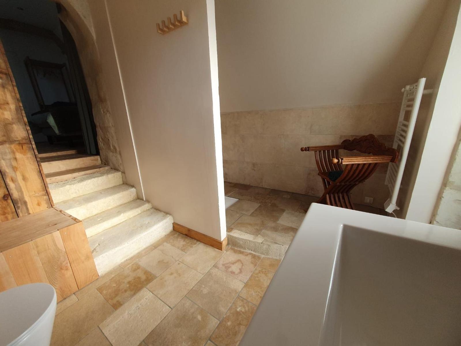de la salle gite 8 personnes à la campagne avec jacuzzi 4 chambres 3 WC