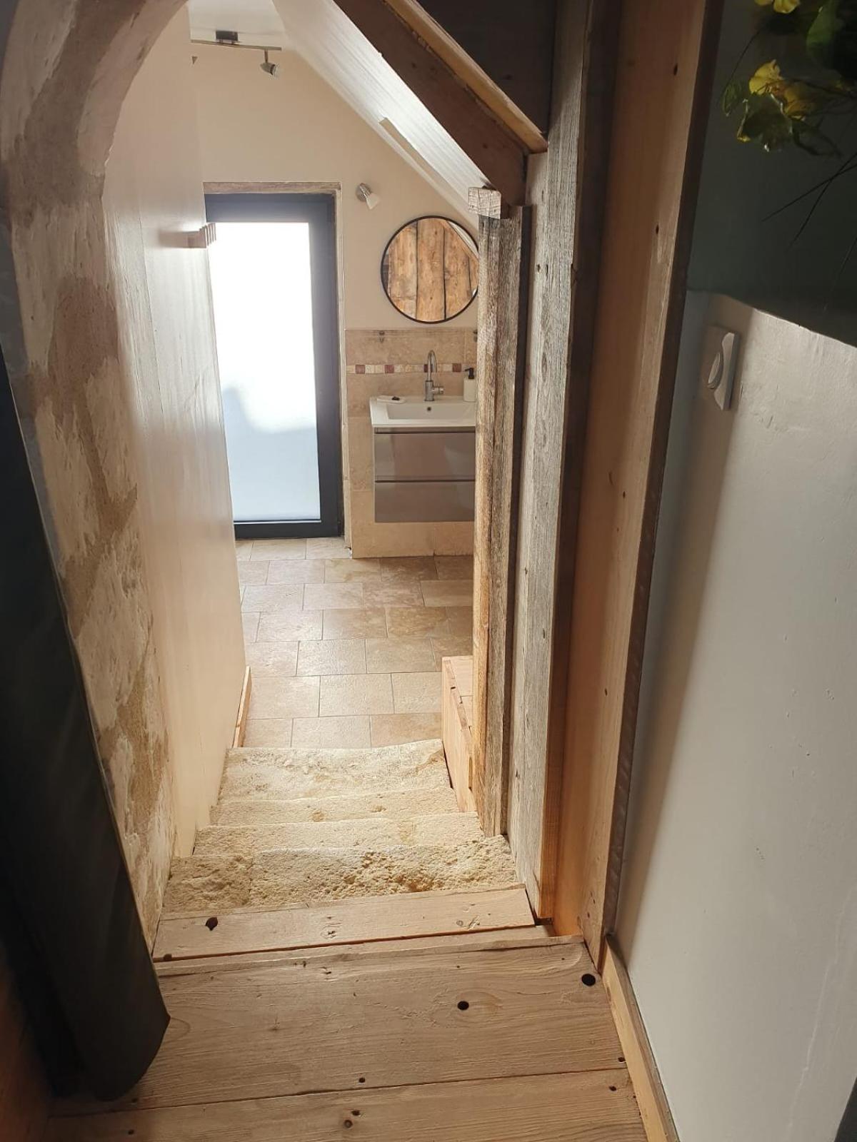 de la salle gite 8 personnes à la campagne avec jacuzzi 4 chambres 3 WC