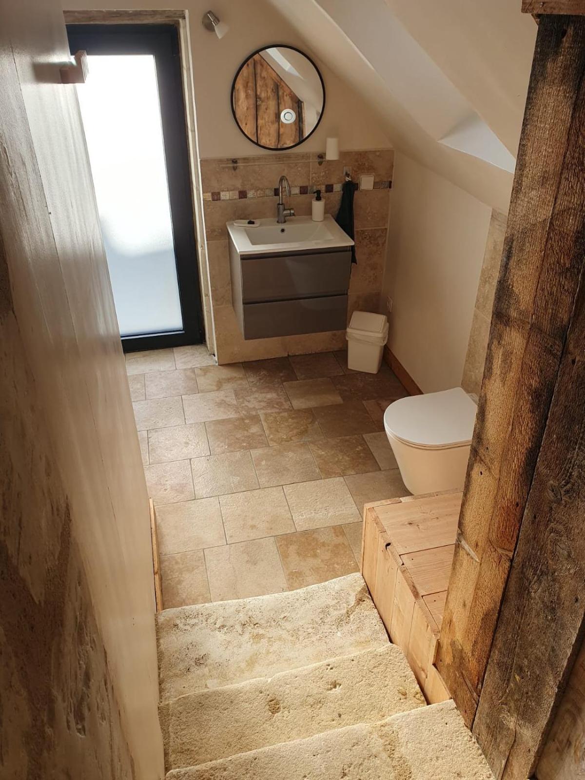 de la salle gite 8 personnes à la campagne avec jacuzzi 4 chambres 3 WC