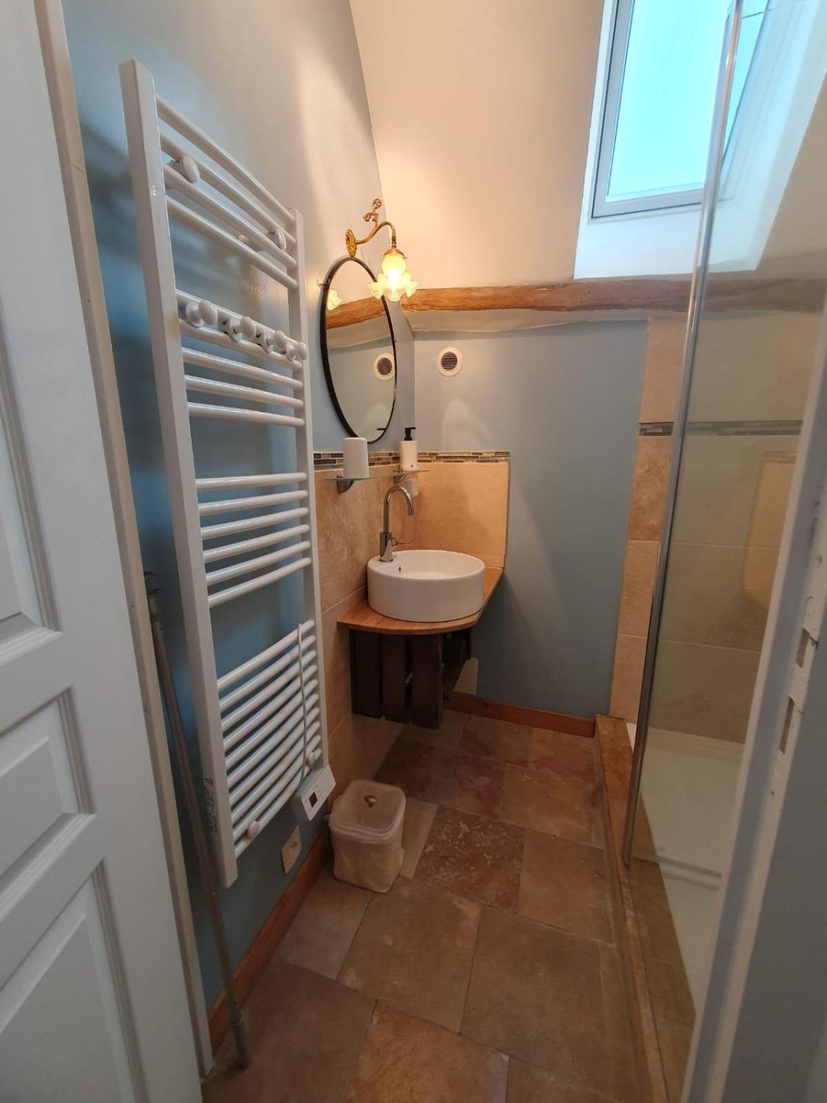 de la salle gite 8 personnes à la campagne avec jacuzzi 4 chambres 3 WC
