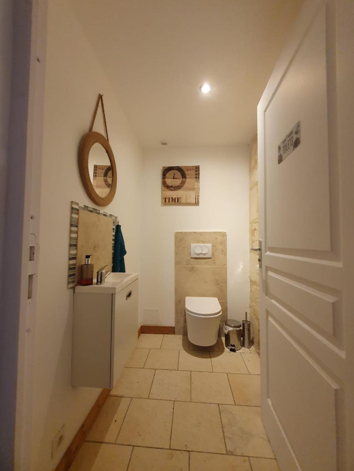 de la salle gite 8 personnes à la campagne avec jacuzzi 4 chambres 3 WC