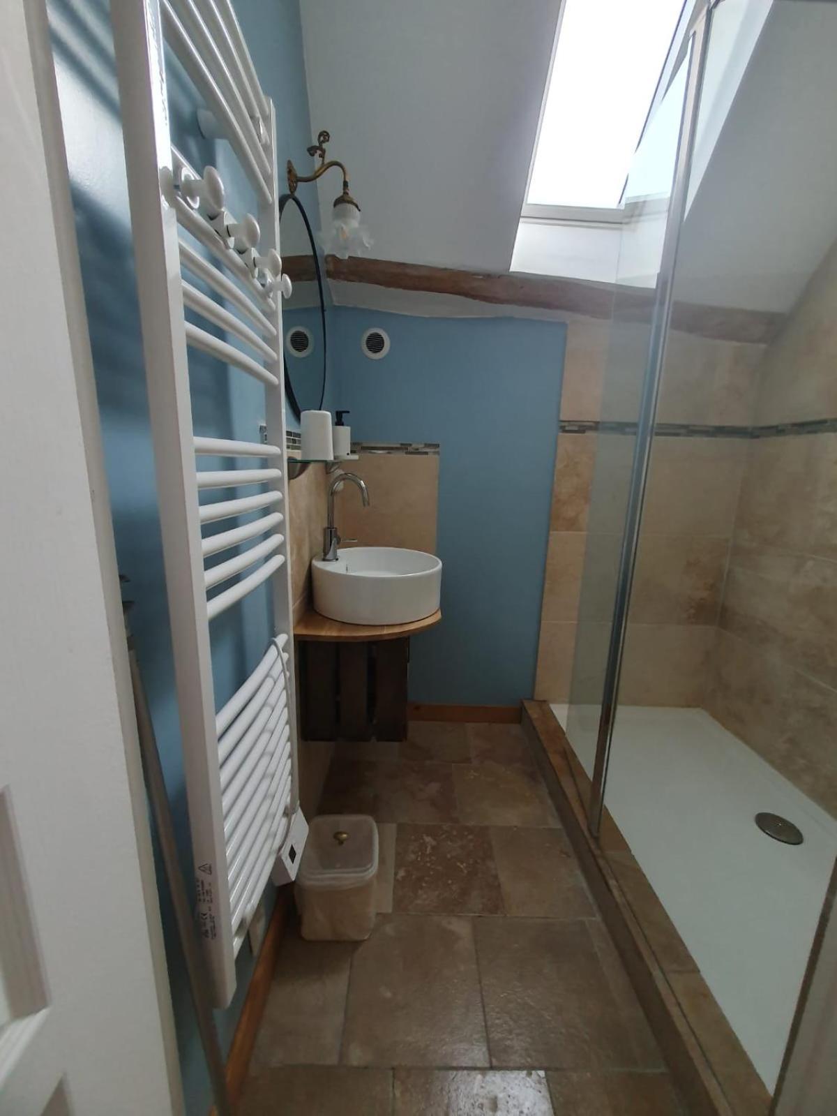 de la salle gite 8 personnes à la campagne avec jacuzzi 4 chambres 3 WC