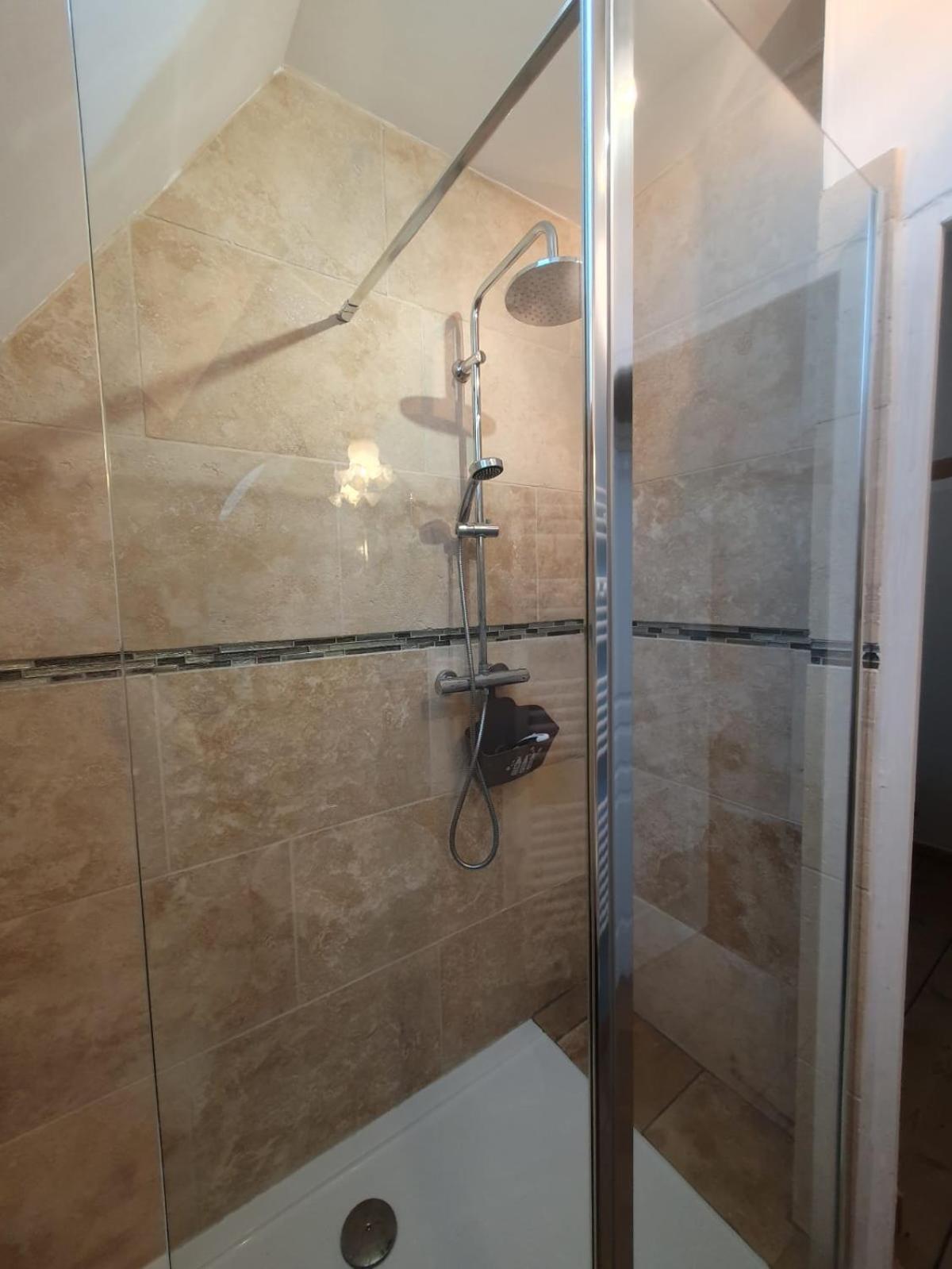 de la salle gite 8 personnes à la campagne avec jacuzzi 4 chambres 3 WC