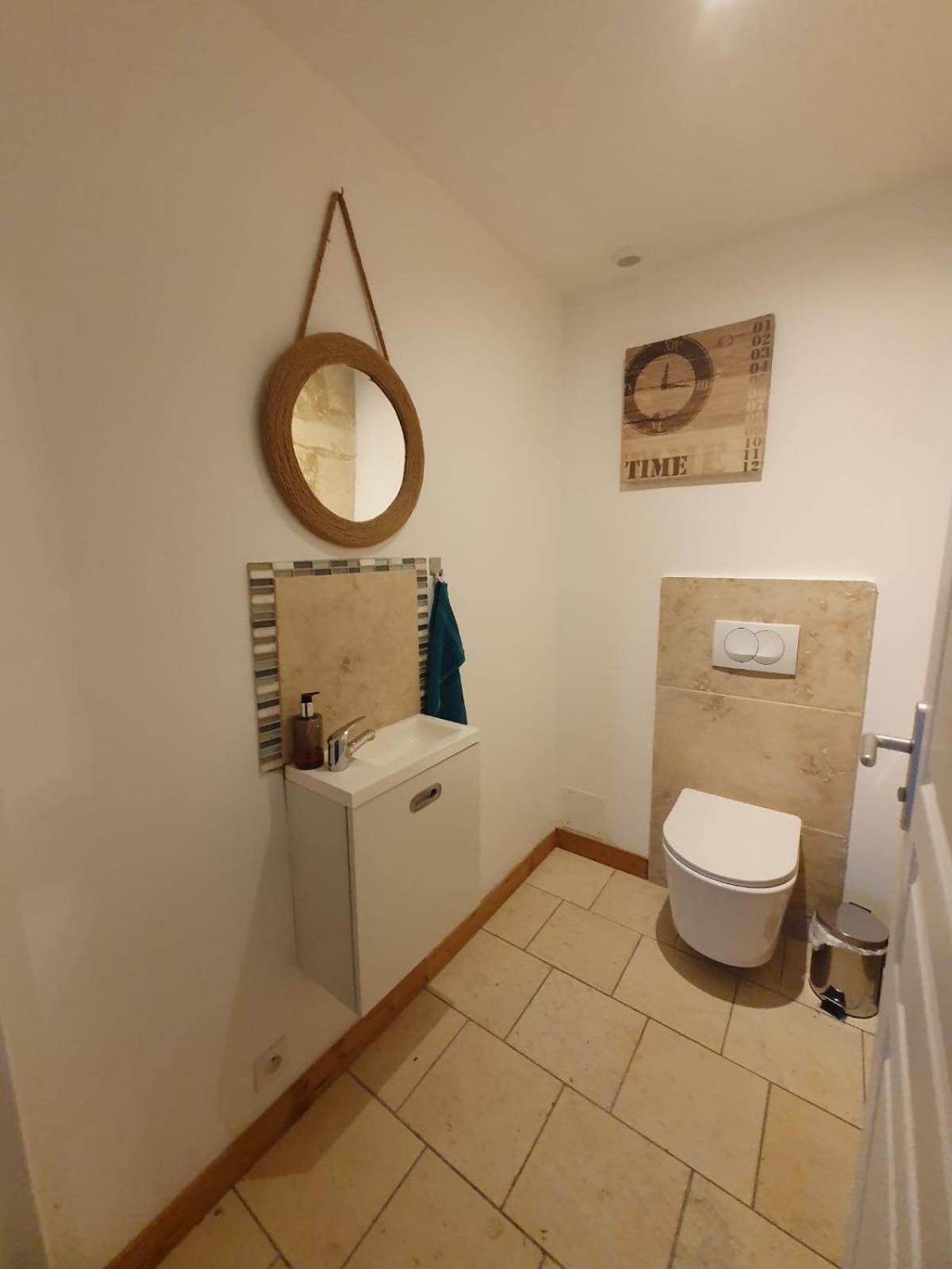 de la salle gite 8 personnes à la campagne avec jacuzzi 4 chambres 3 WC