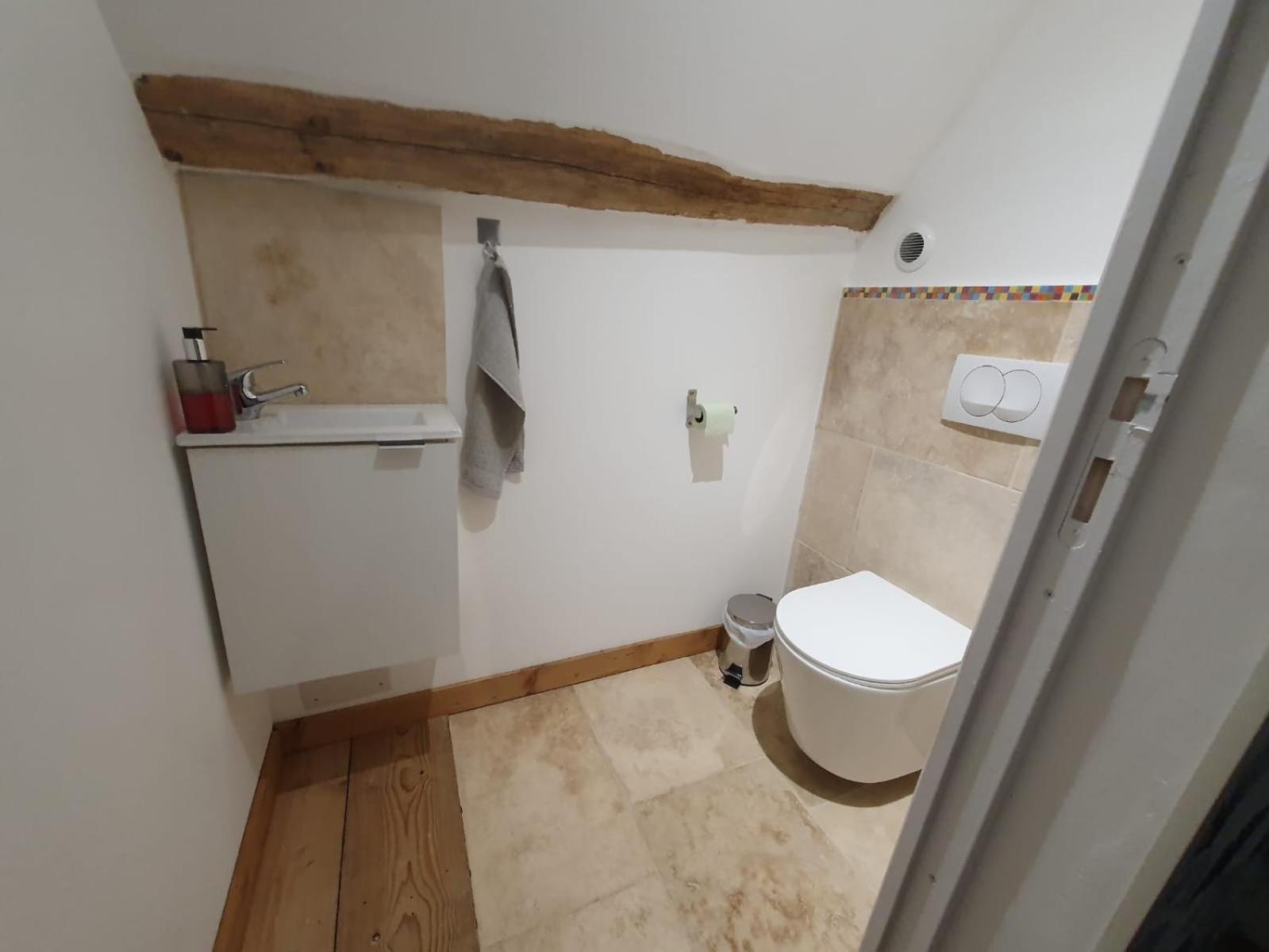 de la salle gite 8 personnes à la campagne avec jacuzzi 4 chambres 3 WC