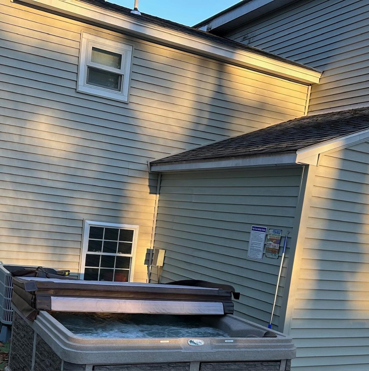 LakeAccess 4 Bed 3 Full Bath HOT TUB view 3